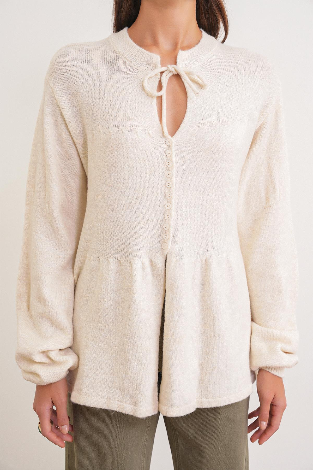 6952 Kadın Bağlamalı Düğme Detaylı Triko Kazak Naturel
