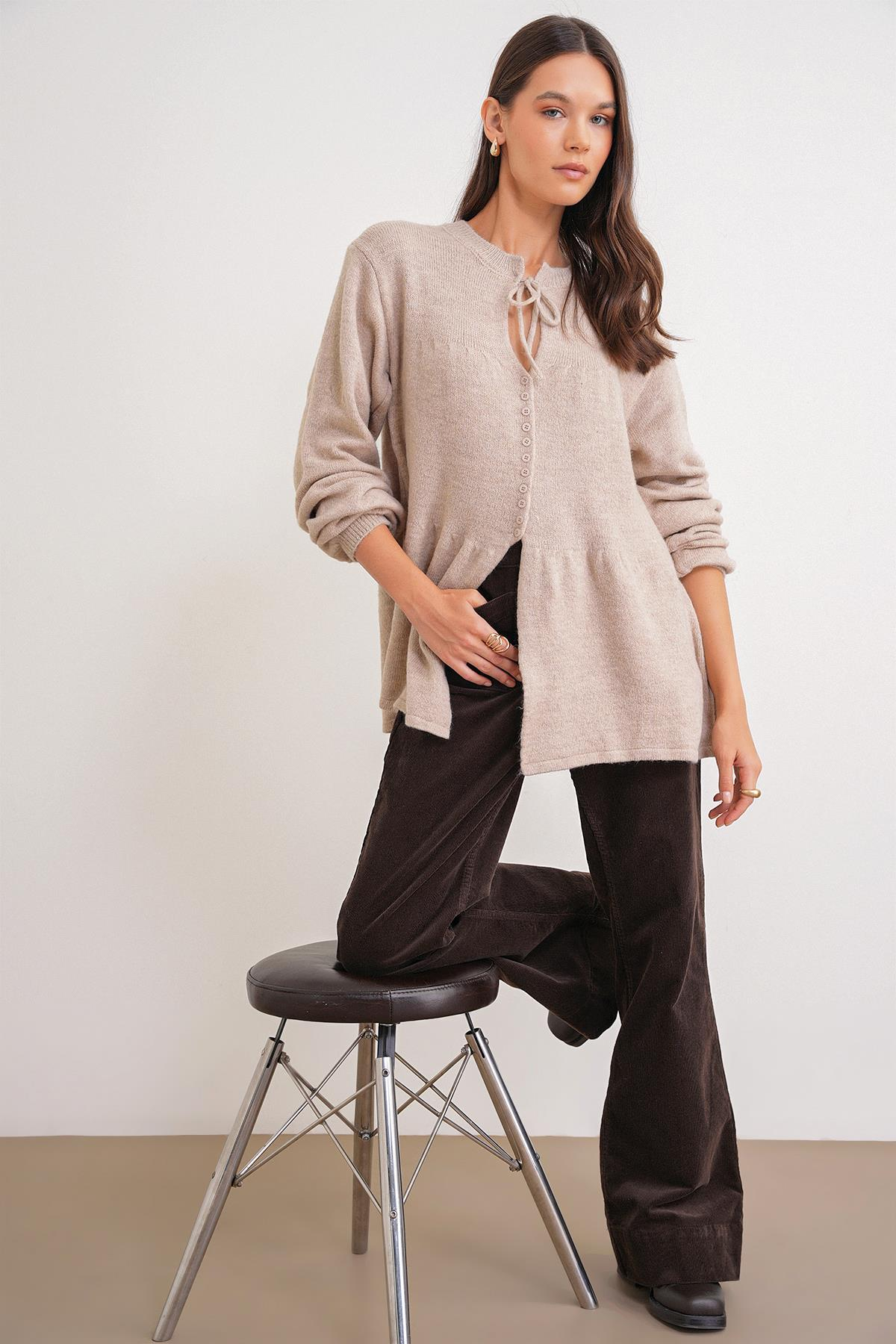 6952 Kadın Bağlamalı Düğme Detaylı Triko Kazak Bej