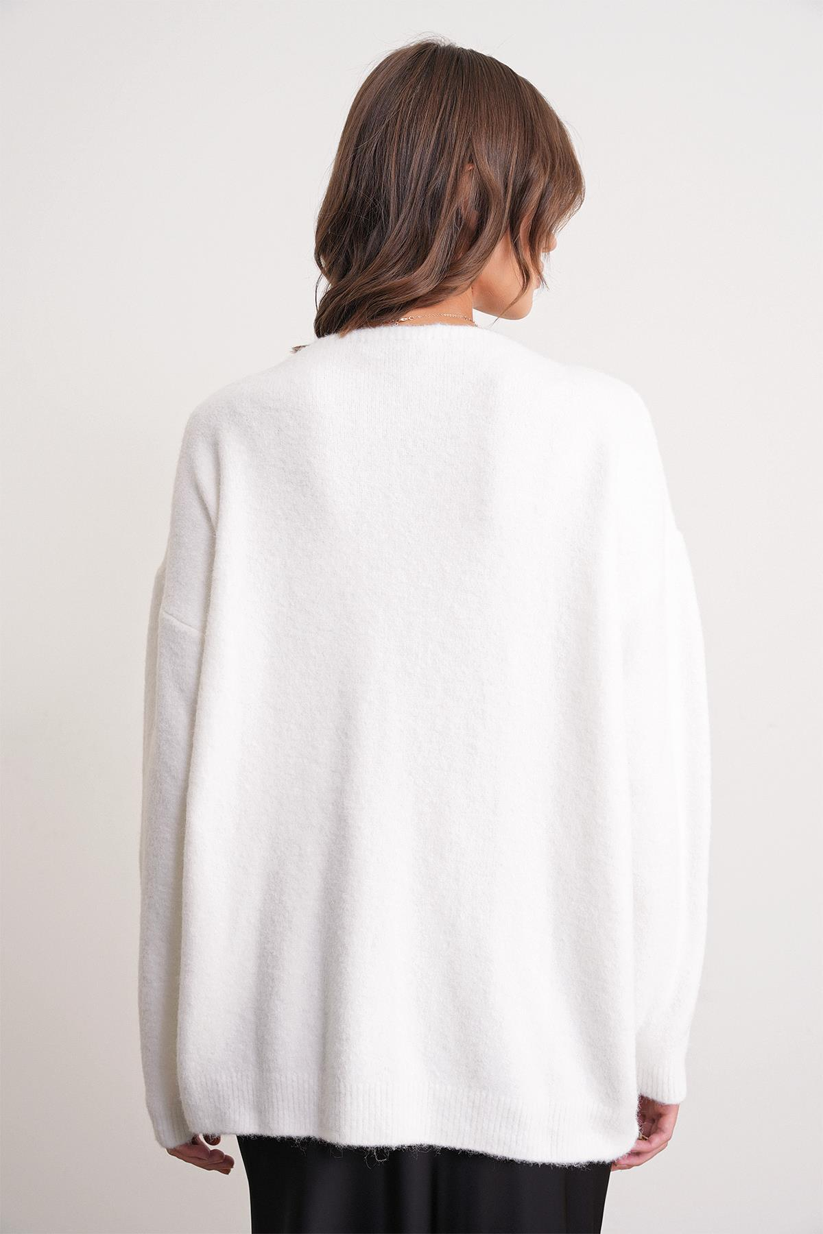 6953 Kadın Oversize Kalp Nakışlı Hırka Kemik