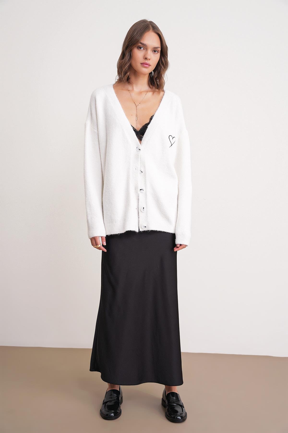 6953 Kadın Oversize Kalp Nakışlı Hırka Kemik