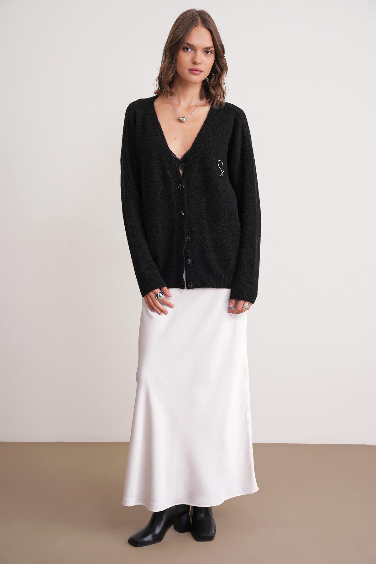 6953 Kadın Oversize Kalp Nakışlı Hırka Siyah