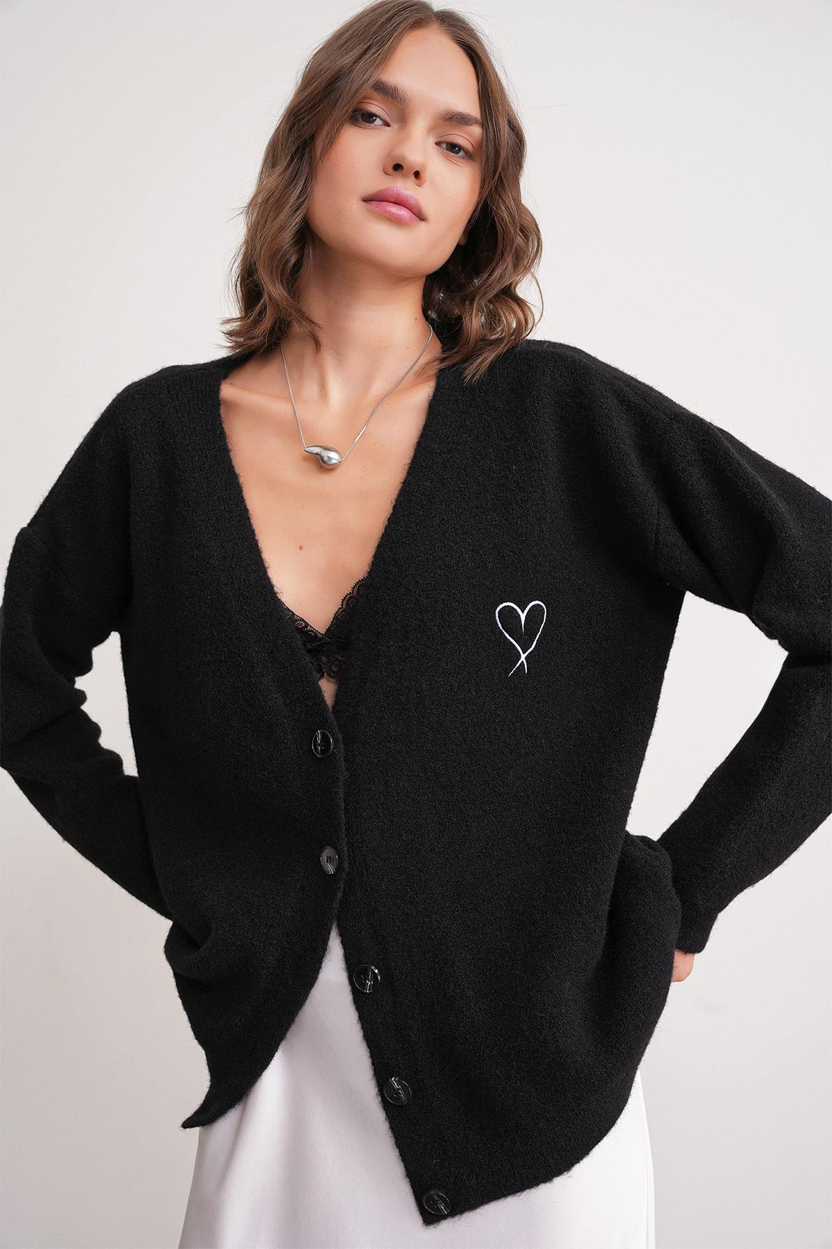 6953 Kadın Oversize Kalp Nakışlı Hırka Siyah
