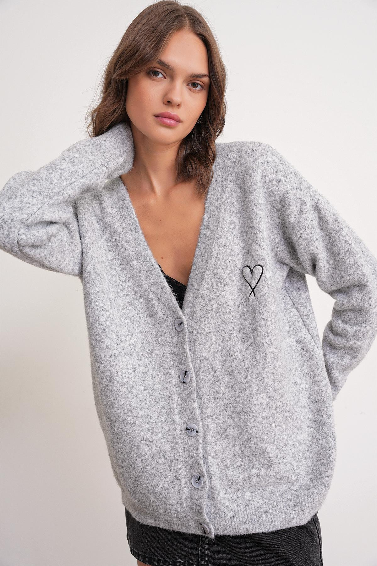 6953 Kadın Oversize Kalp Nakışlı Hırka Gri