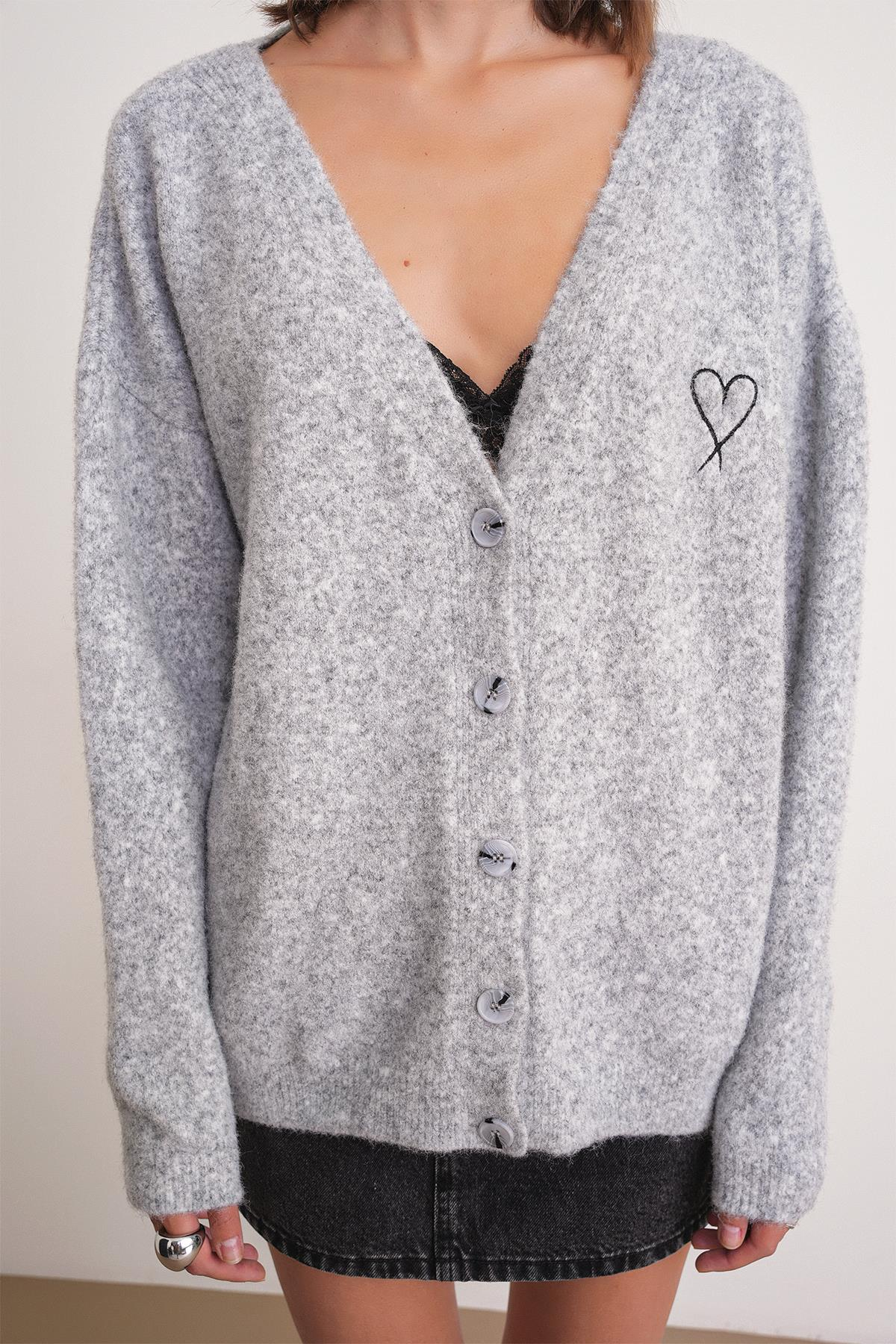 6953 Kadın Oversize Kalp Nakışlı Hırka Gri