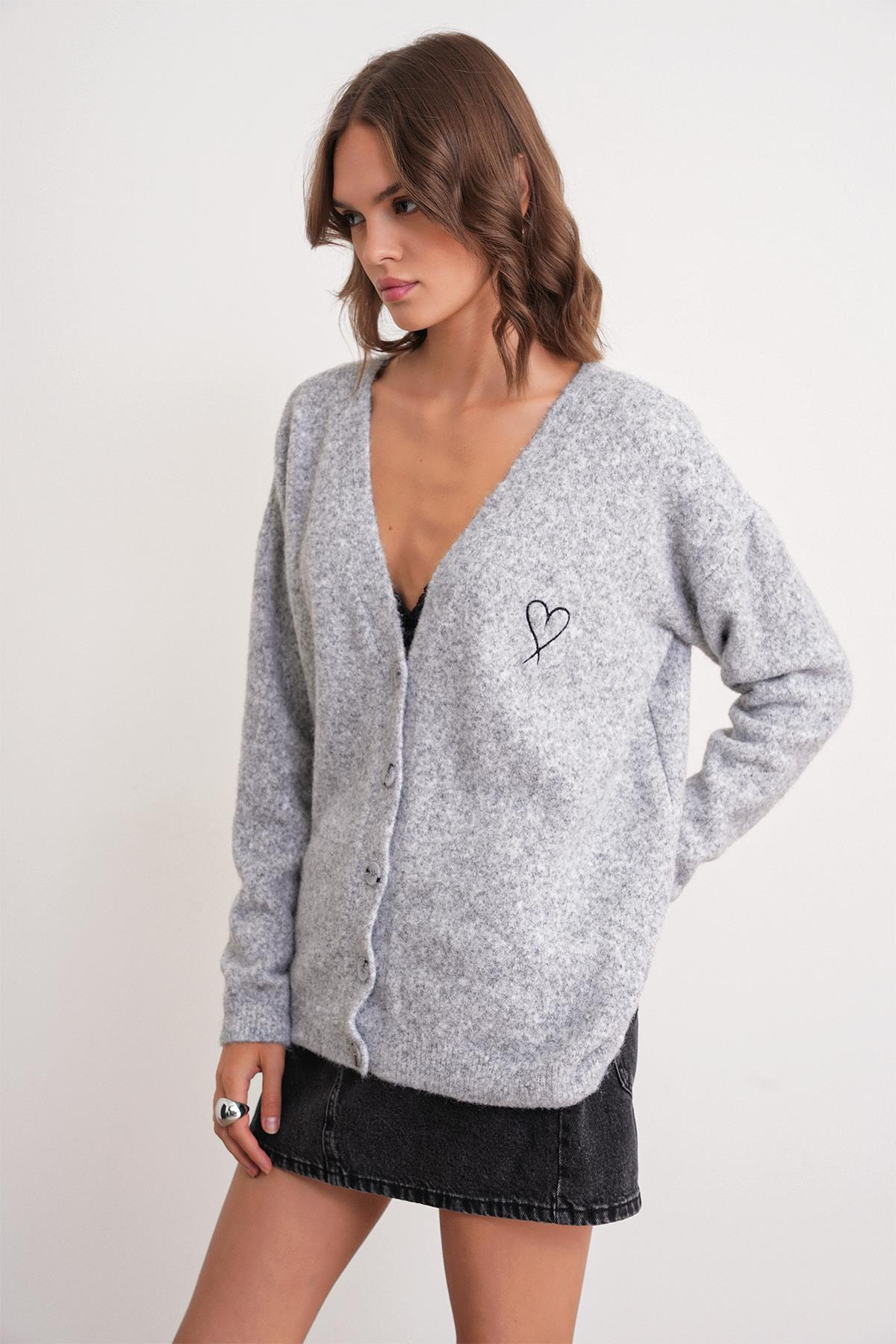 6953 Kadın Oversize Kalp Nakışlı Hırka Gri