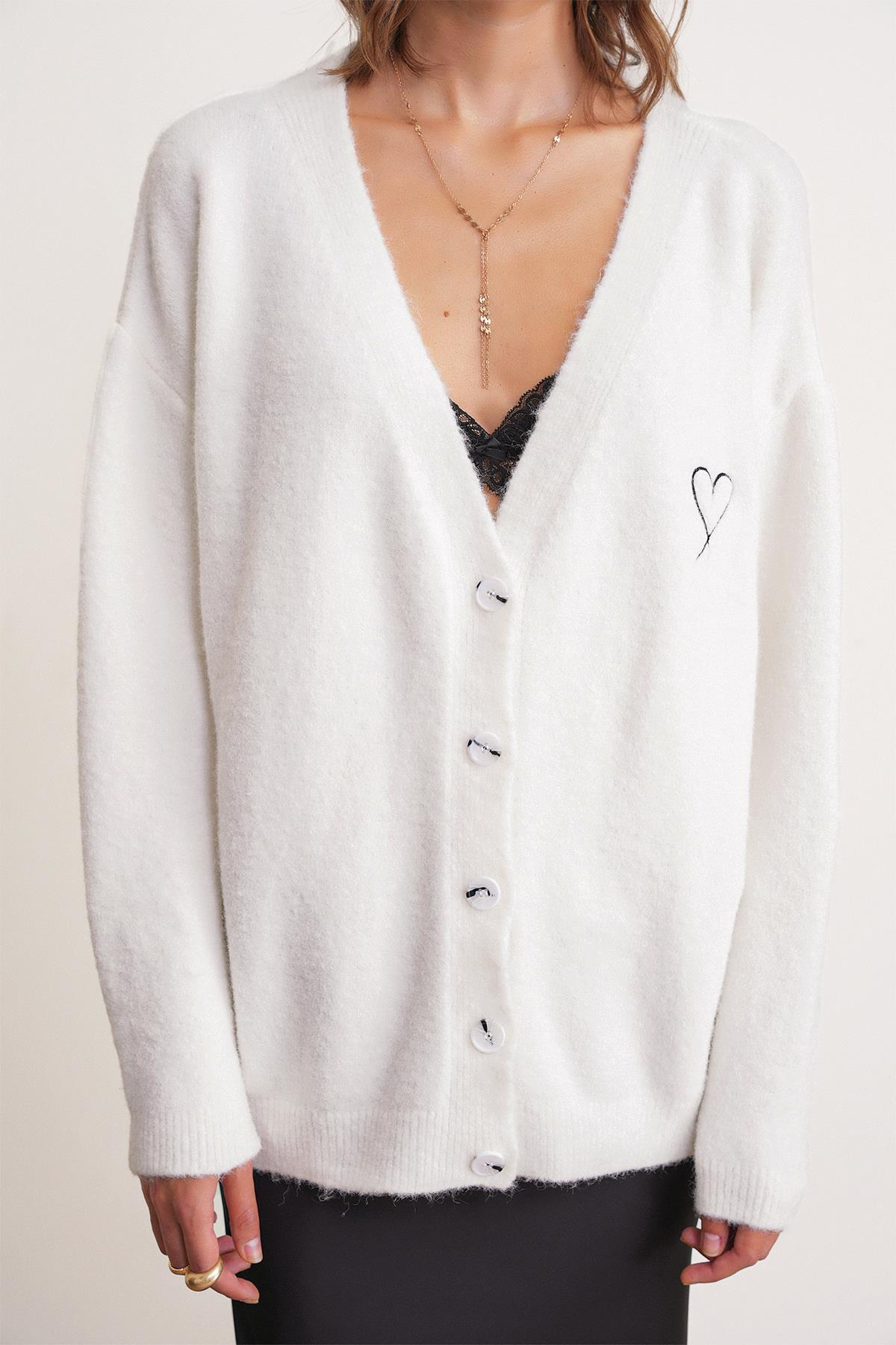 6953 Kadın Oversize Kalp Nakışlı Hırka Kemik