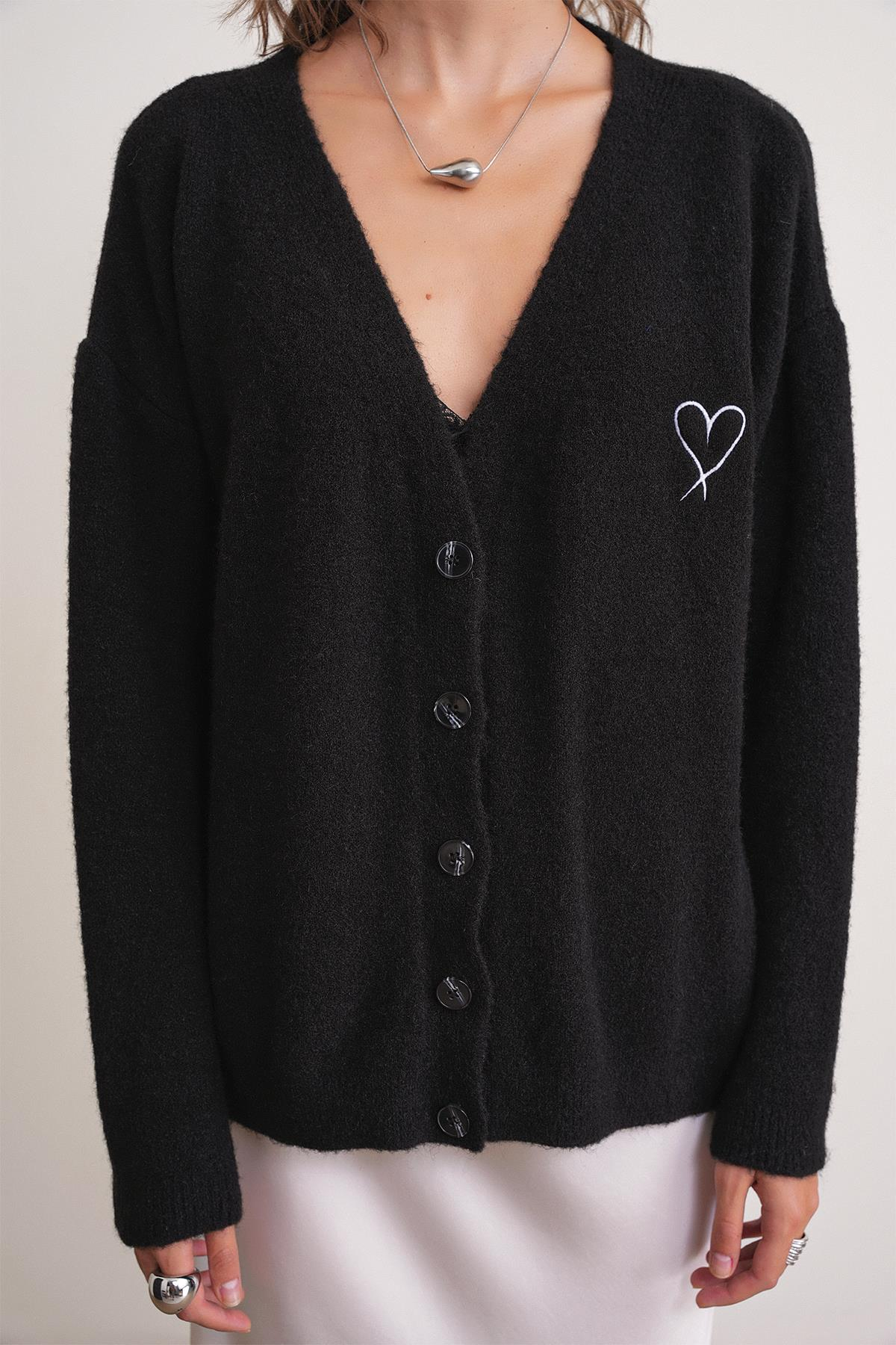 6953 Kadın Oversize Kalp Nakışlı Hırka Siyah