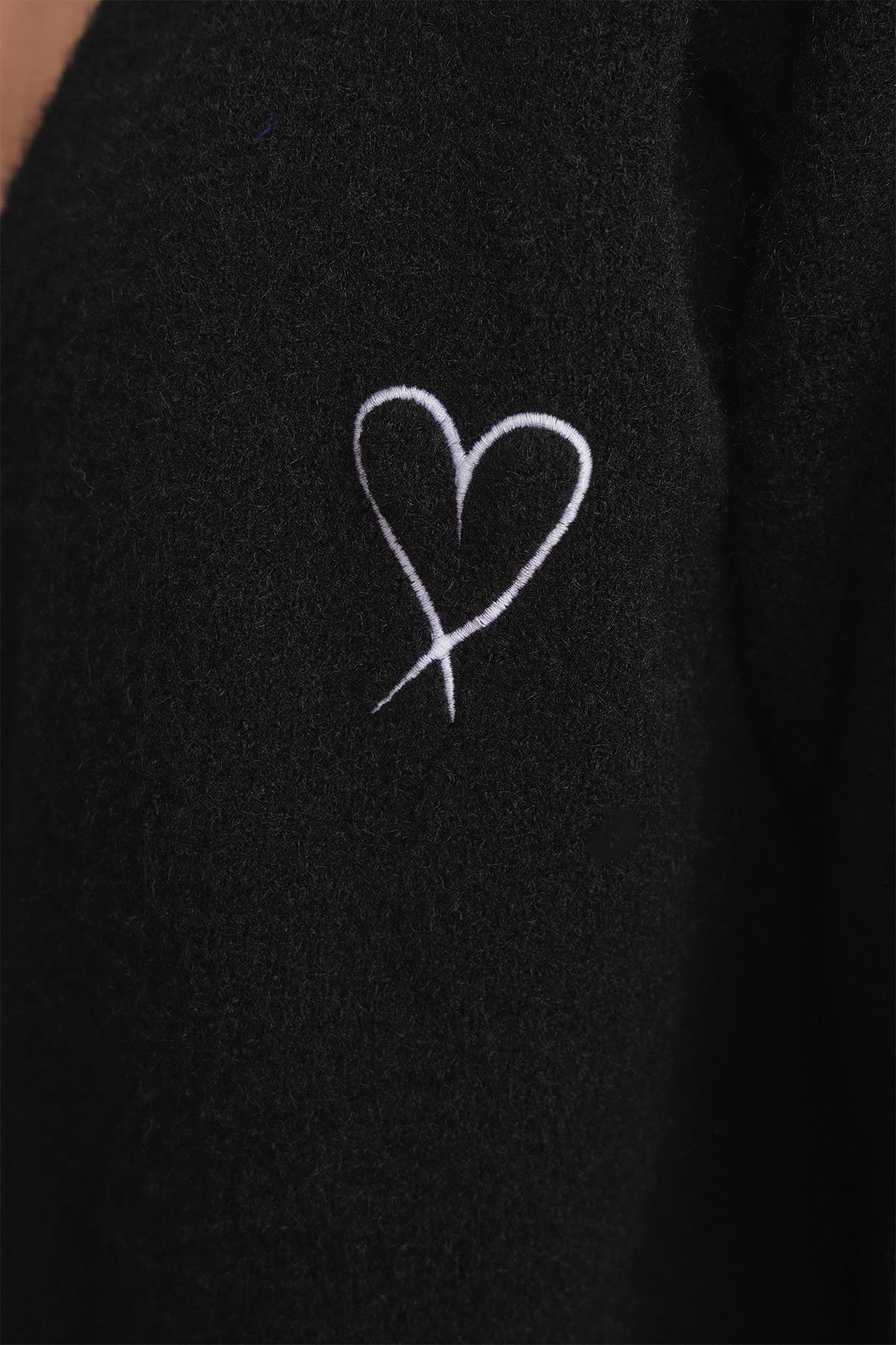 6953 Kadın Oversize Kalp Nakışlı Hırka Siyah