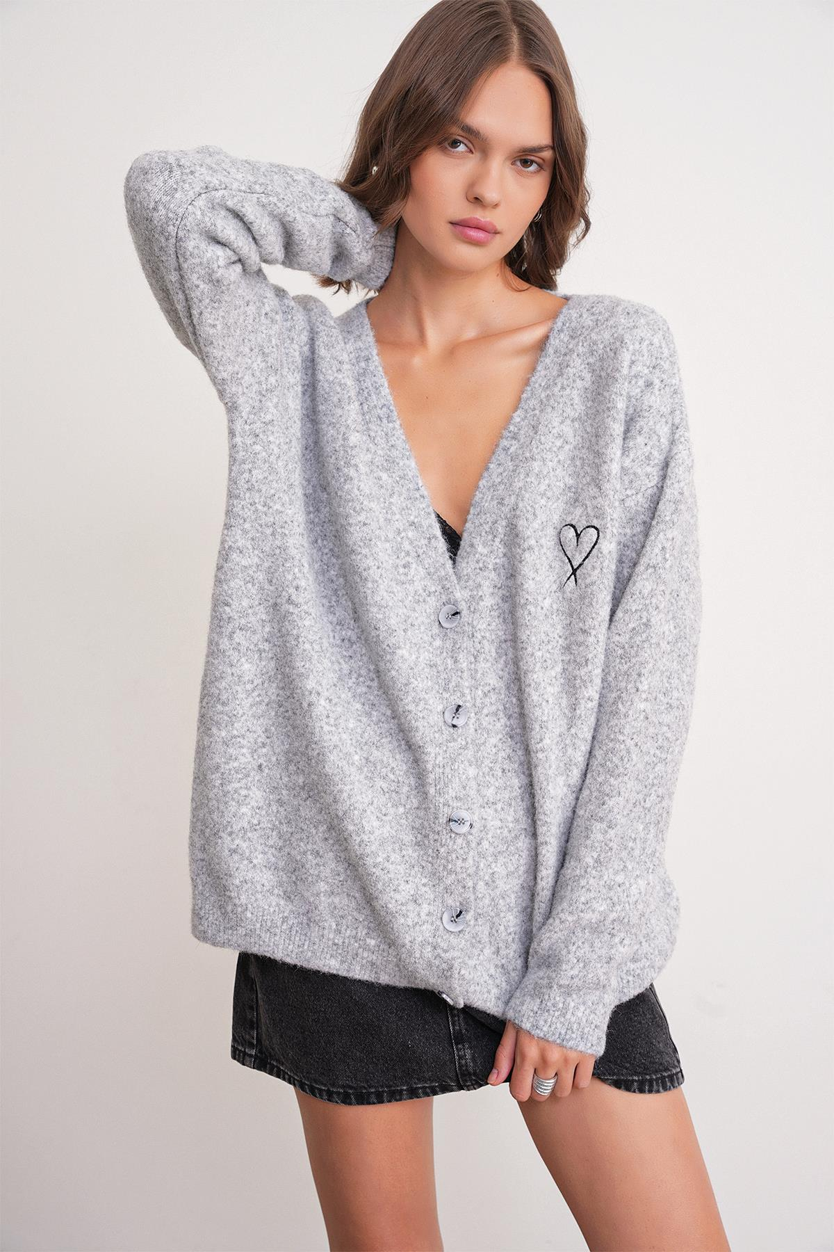 6953 Kadın Oversize Kalp Nakışlı Hırka Gri