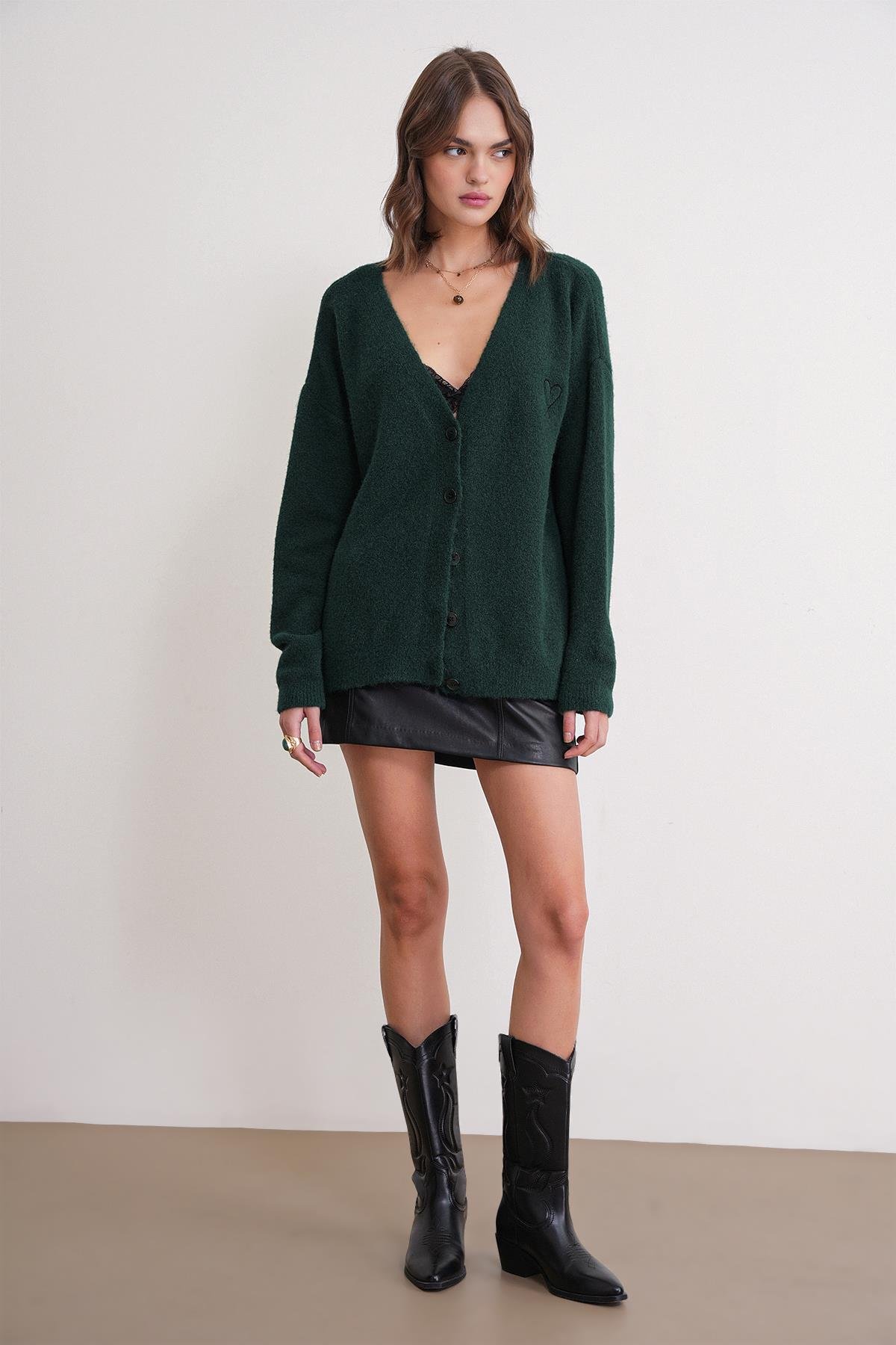 6953 Kadın Oversize Yün Karışımlı Premium Kalp Nakışlı Hırka Zümrüt