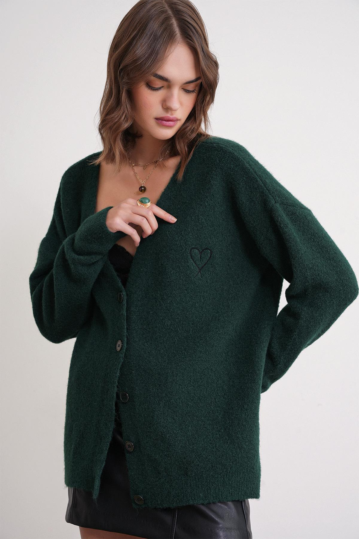 6953 Kadın Oversize Yün Karışımlı Premium Kalp Nakışlı Hırka Zümrüt