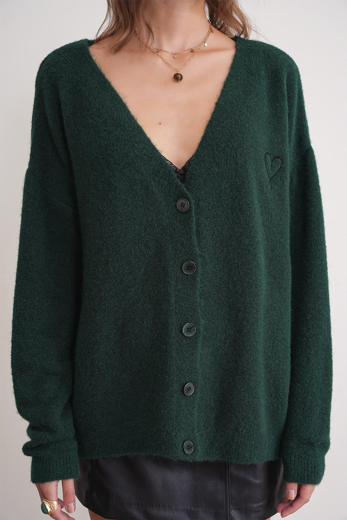 6953 Kadın Oversize Yün Karışımlı Premium Kalp Nakışlı Hırka Zümrüt