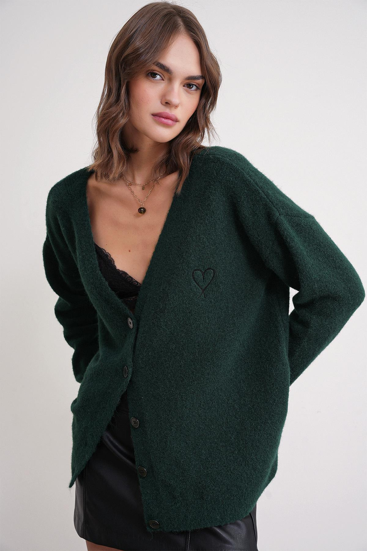 6953 Kadın Oversize Yün Karışımlı Premium Kalp Nakışlı Hırka Zümrüt