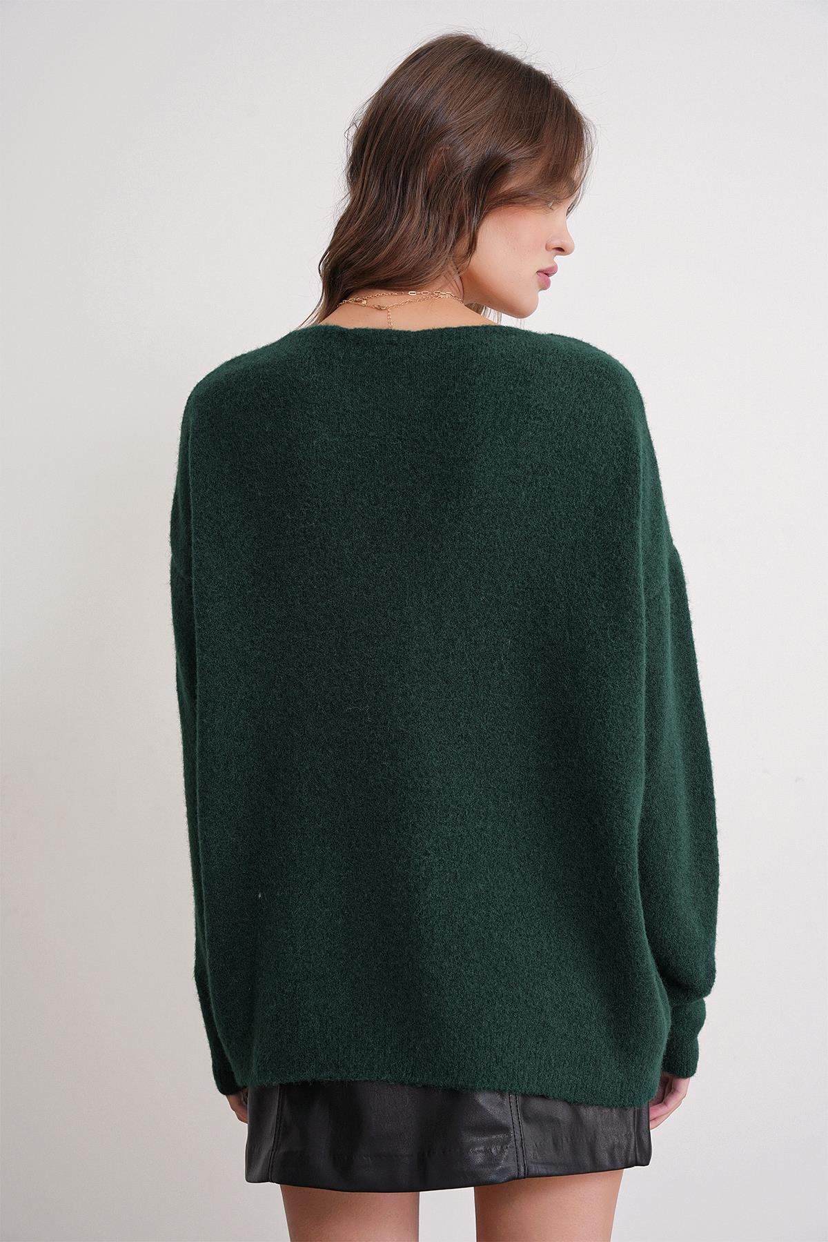 6953 Kadın Oversize Yün Karışımlı Premium Kalp Nakışlı Hırka Zümrüt