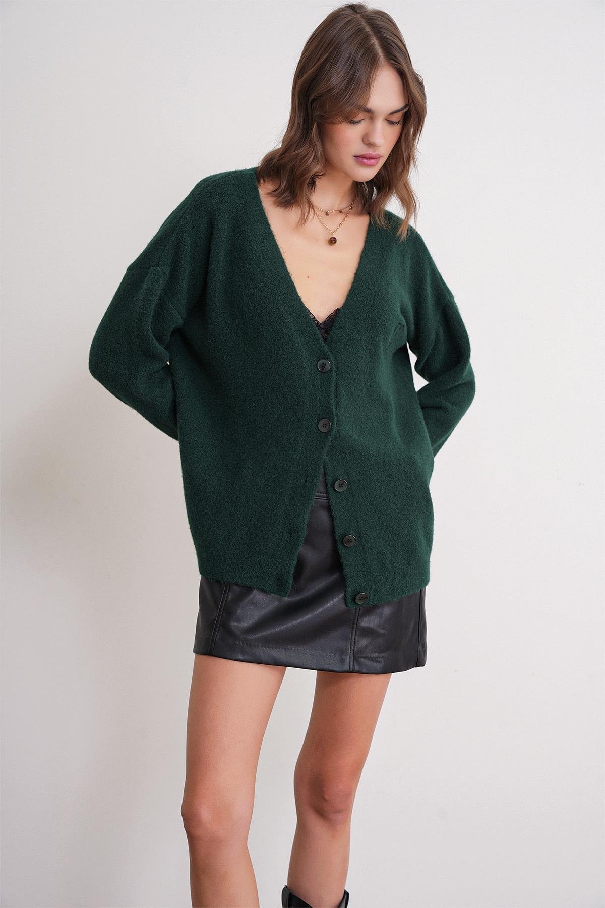 6953 Kadın Oversize Yün Karışımlı Premium Kalp Nakışlı Hırka Zümrüt