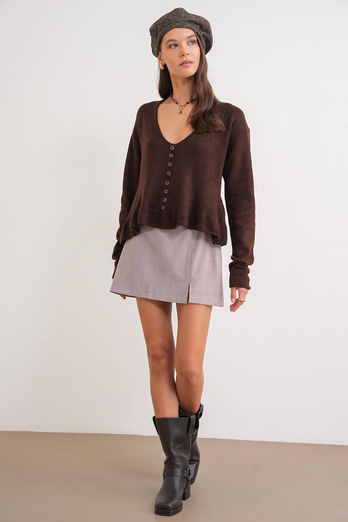 6954 Kadın Fırfır Detaylı V Yaka Triko Kazak Kahve