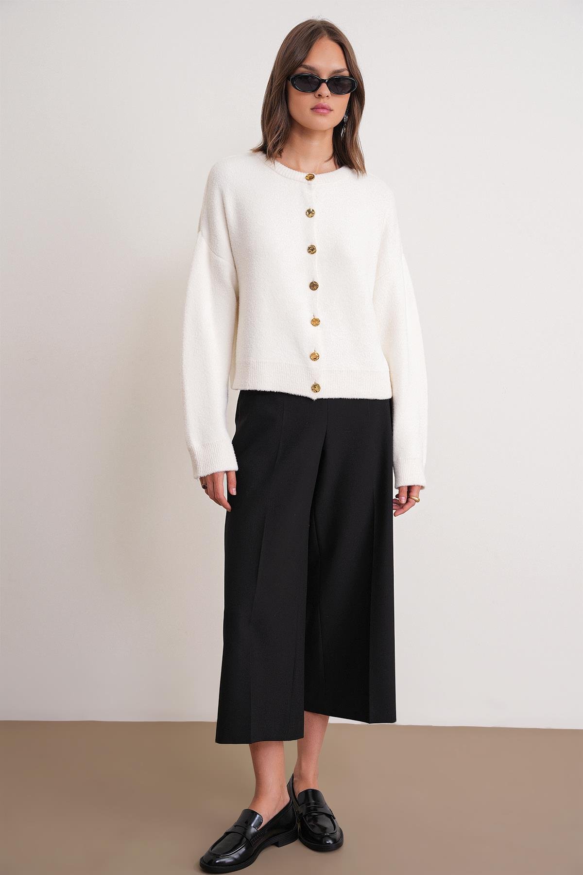 6956 Kadın Taş Düğme Detaylı Triko Hırka Kemik