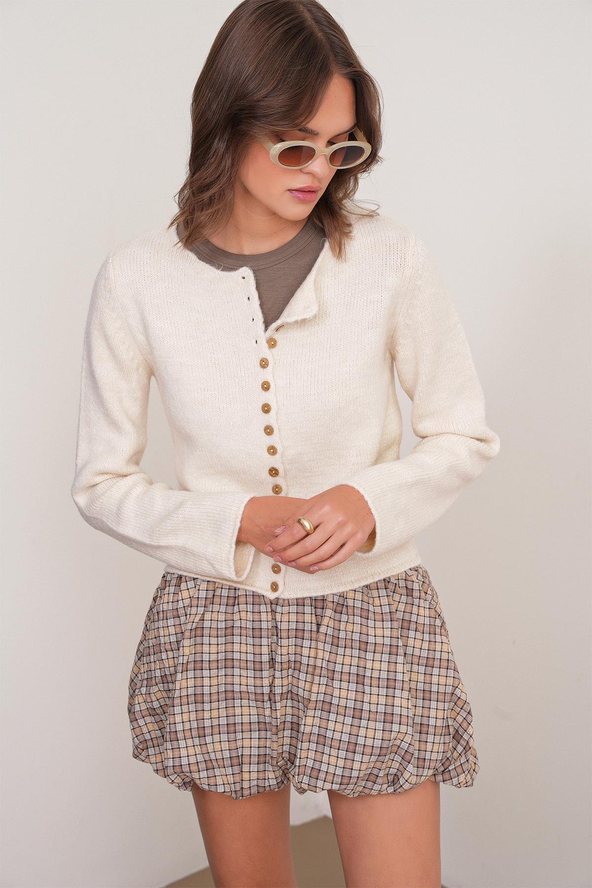 6957 Kadın Düğmeli Bisiklet Yaka Triko Hırka Naturel