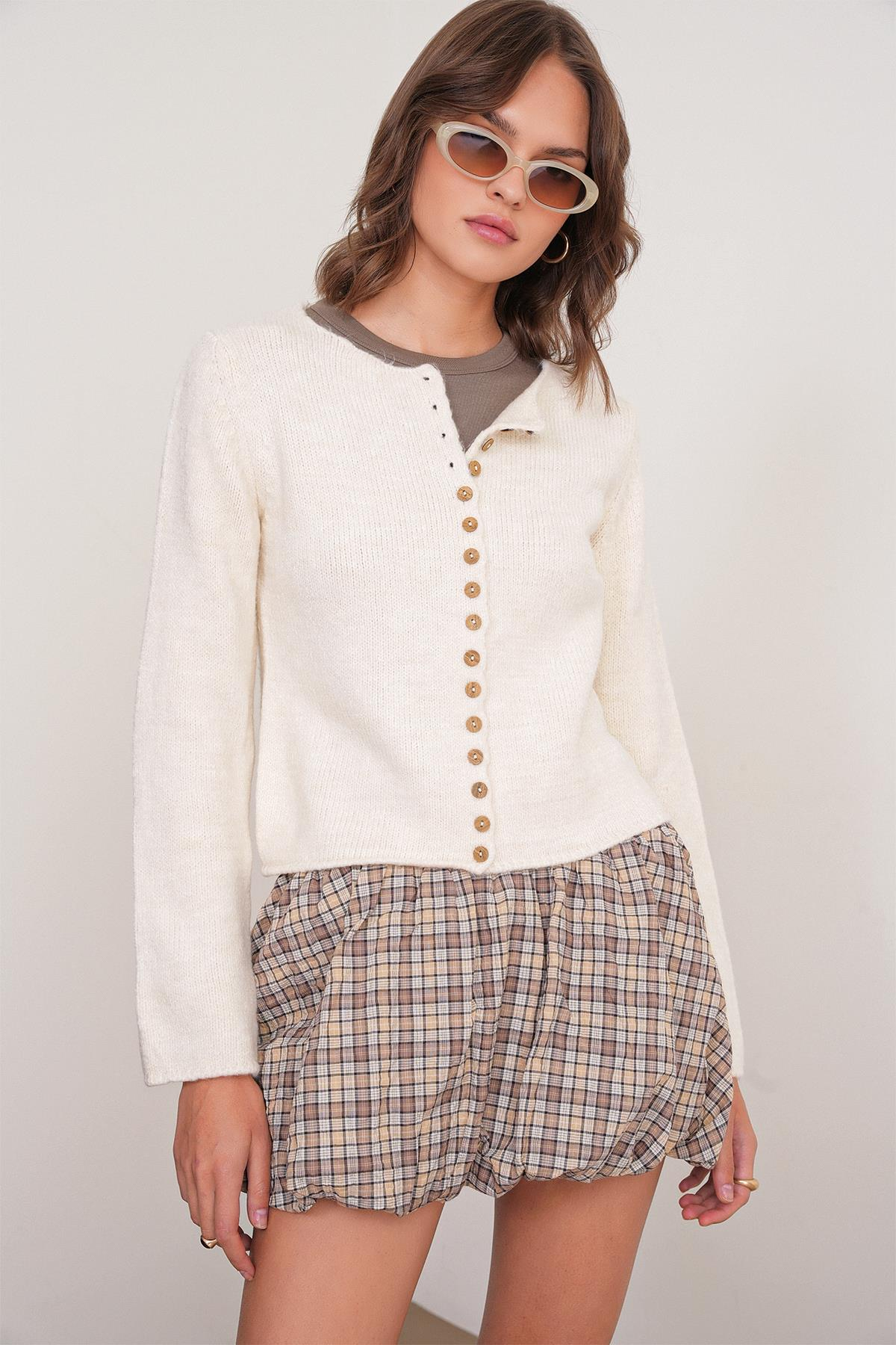 6957 Kadın Düğmeli Bisiklet Yaka Triko Hırka Naturel