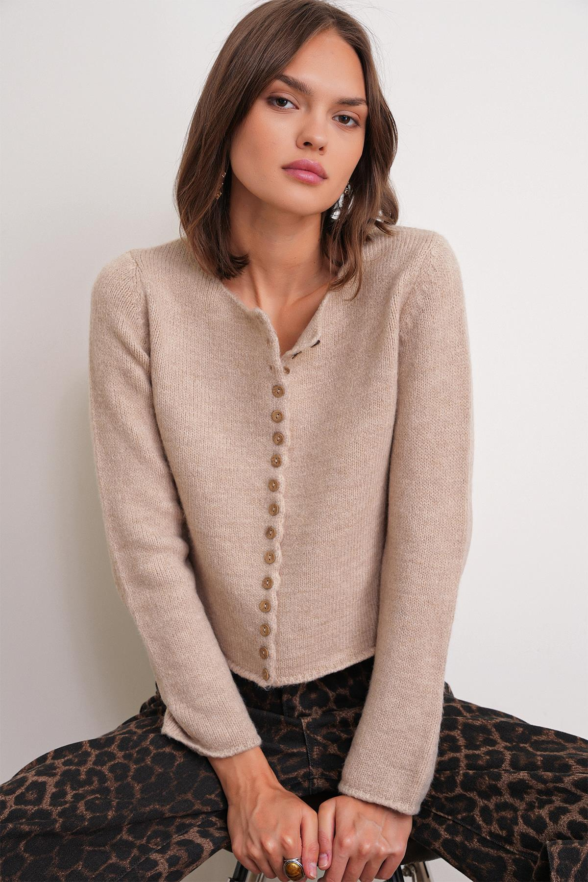 6957 Kadın Düğmeli Bisiklet Yaka Triko Hırka Bej