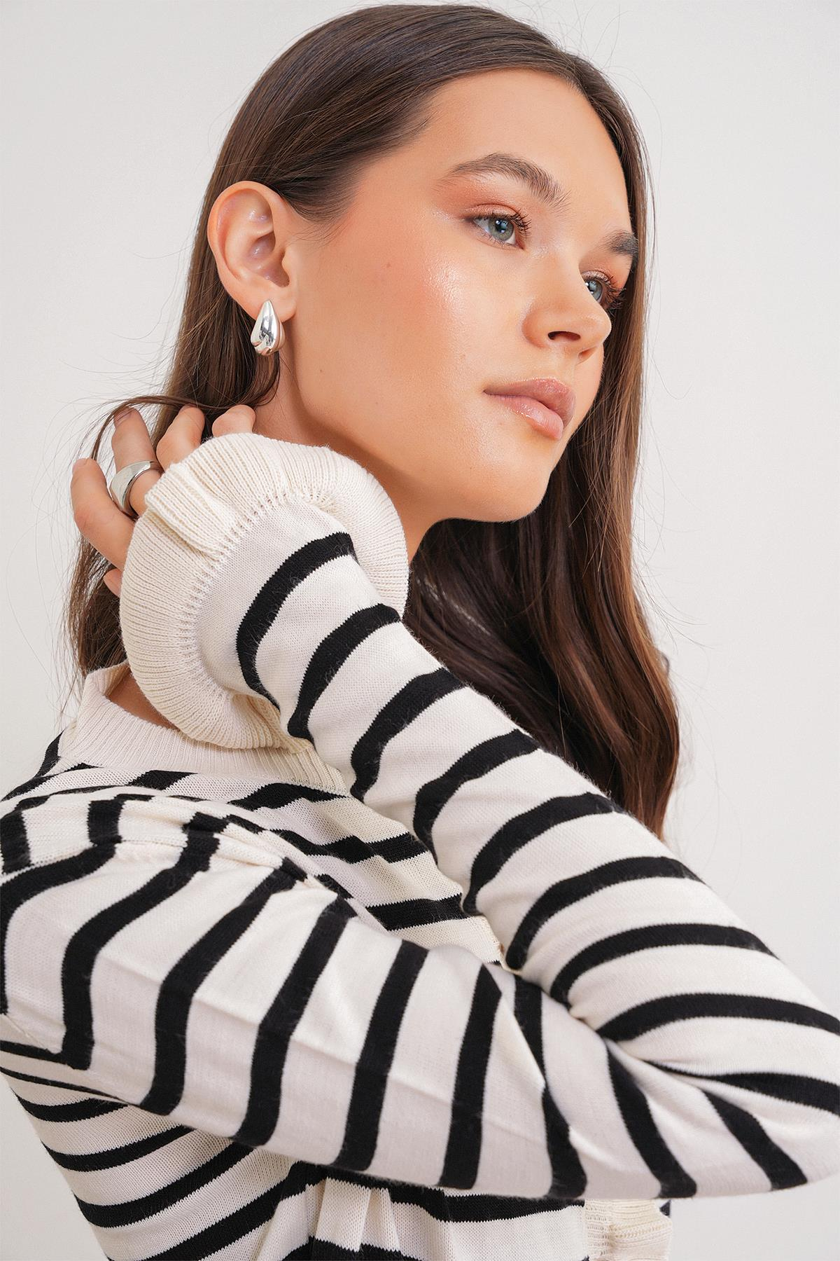 6965 Kadın Fırfır Detaylı Çizgili Triko Hırka Naturel