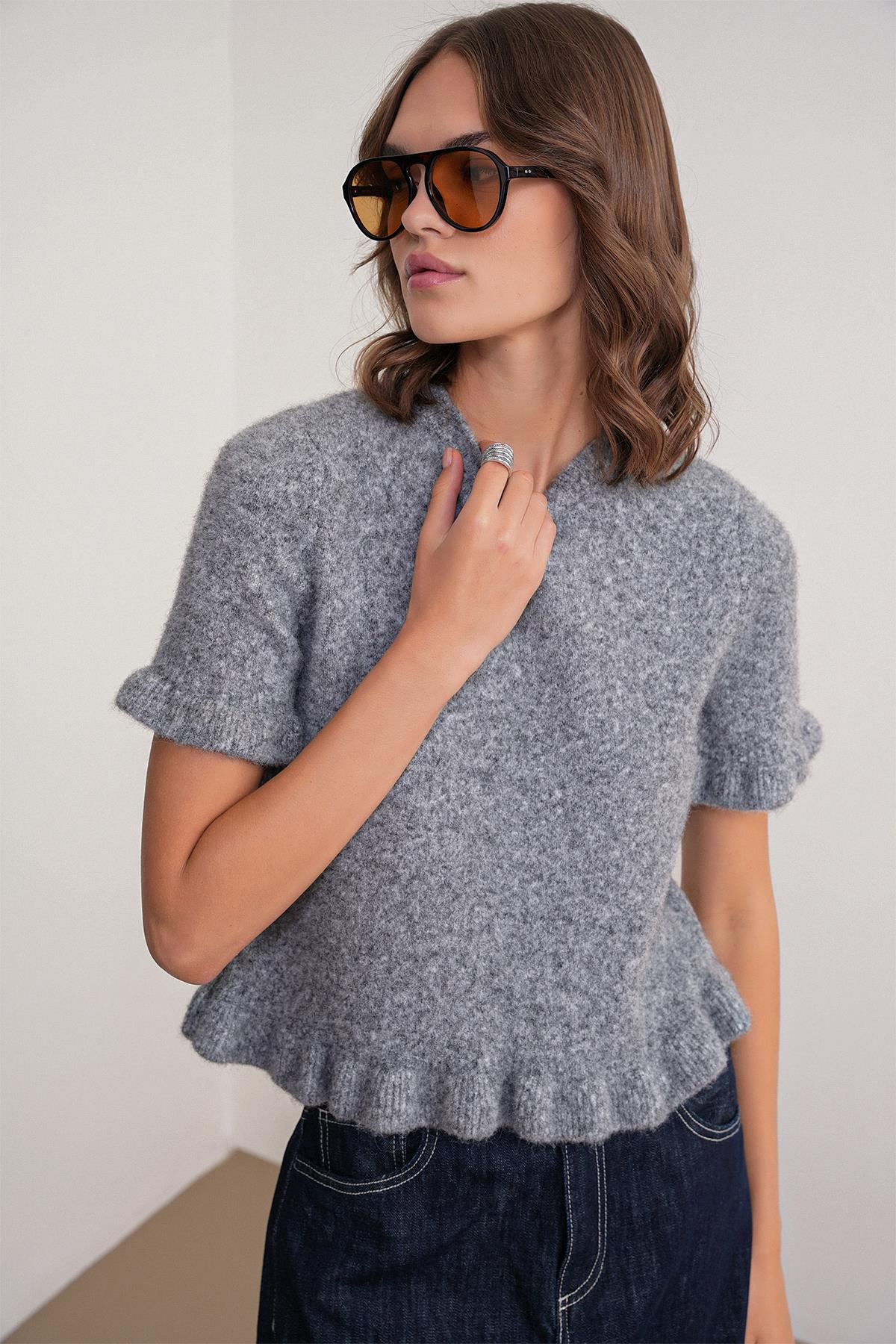 6974 Kadın Triko Fırfırlı Kısa Kol Kazak Koyu Gri