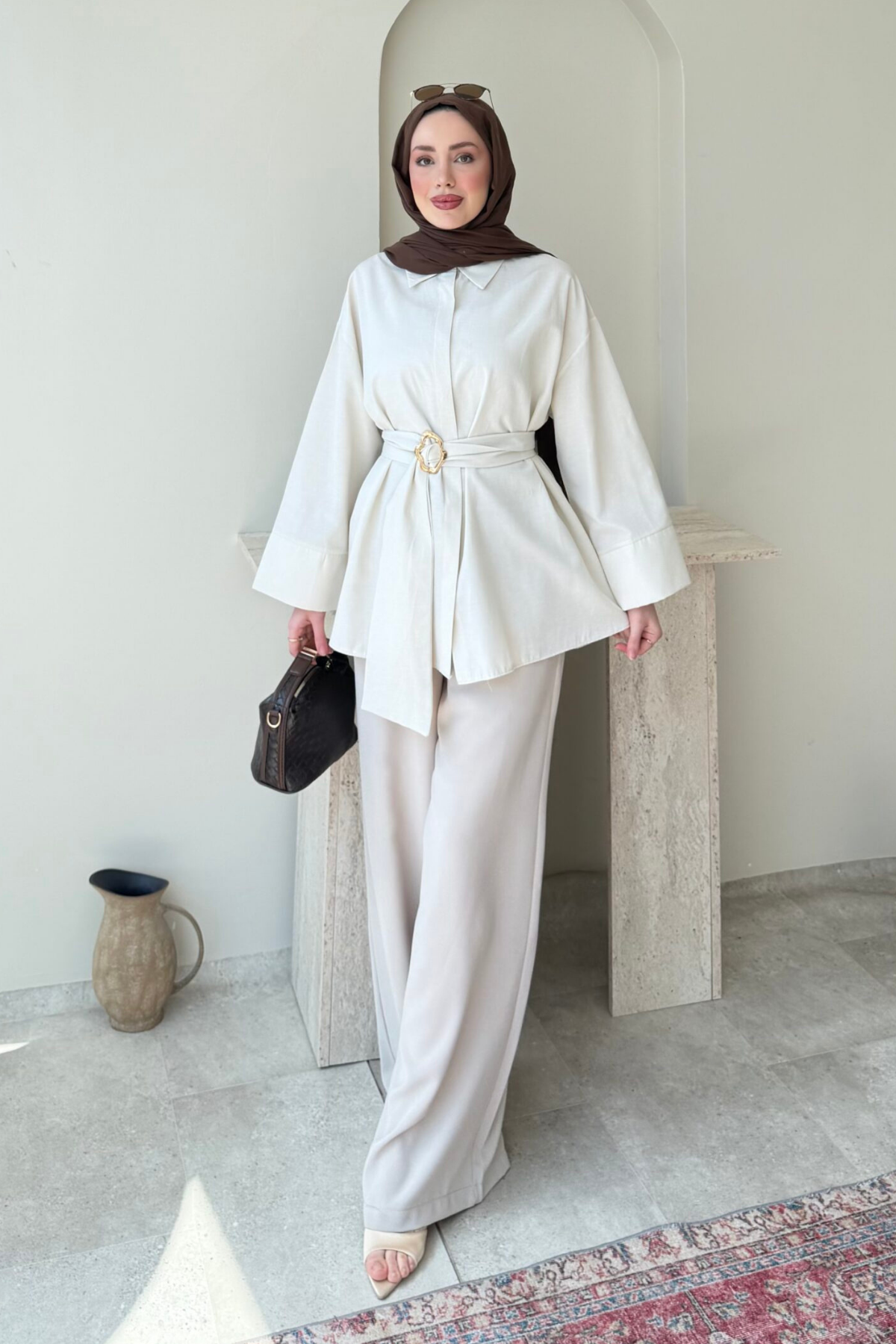 Dekta Cotton Kumaş Broş Kemerli Tesettür Gömlek- Krem Standart (38-42 Uyumlu)