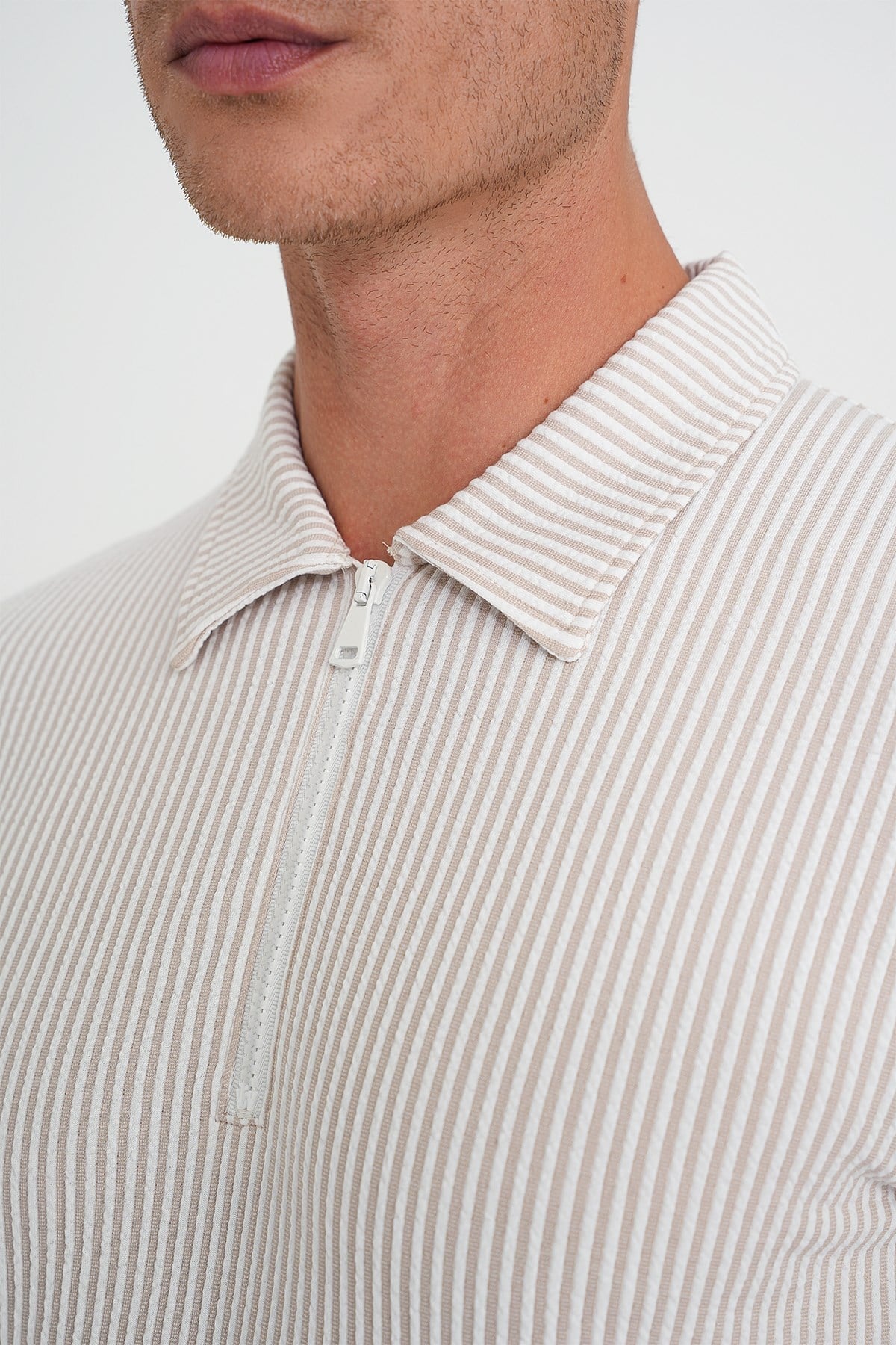 Comfort Fit %100 Pamuk Dikine Çizgili Fermuarlı Polo Yaka Bej Tişört TS 906