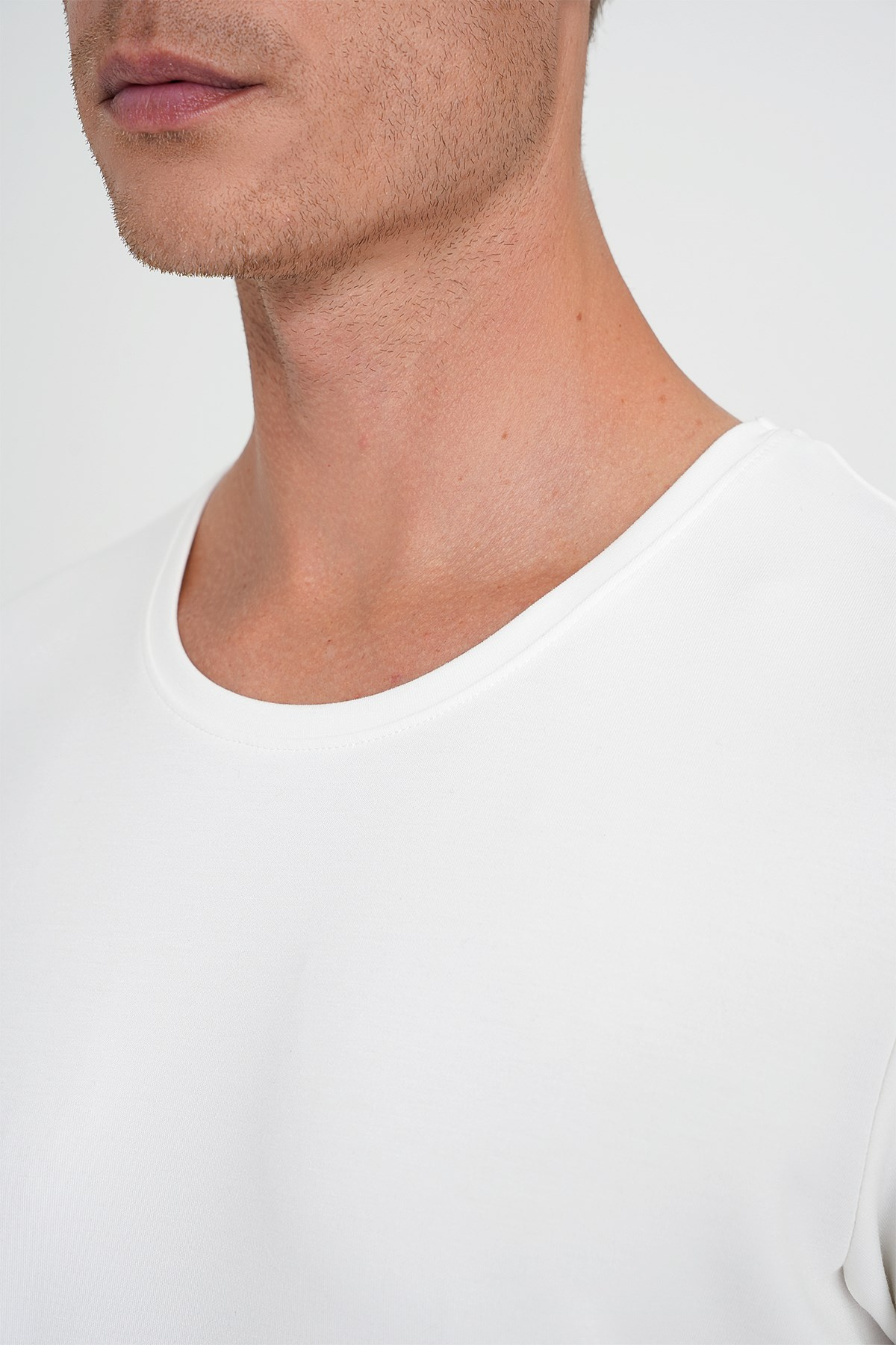 Comfort Fit Bisiklet Yaka Esnek Pamuklu Düz Ekru Tişört TS 915