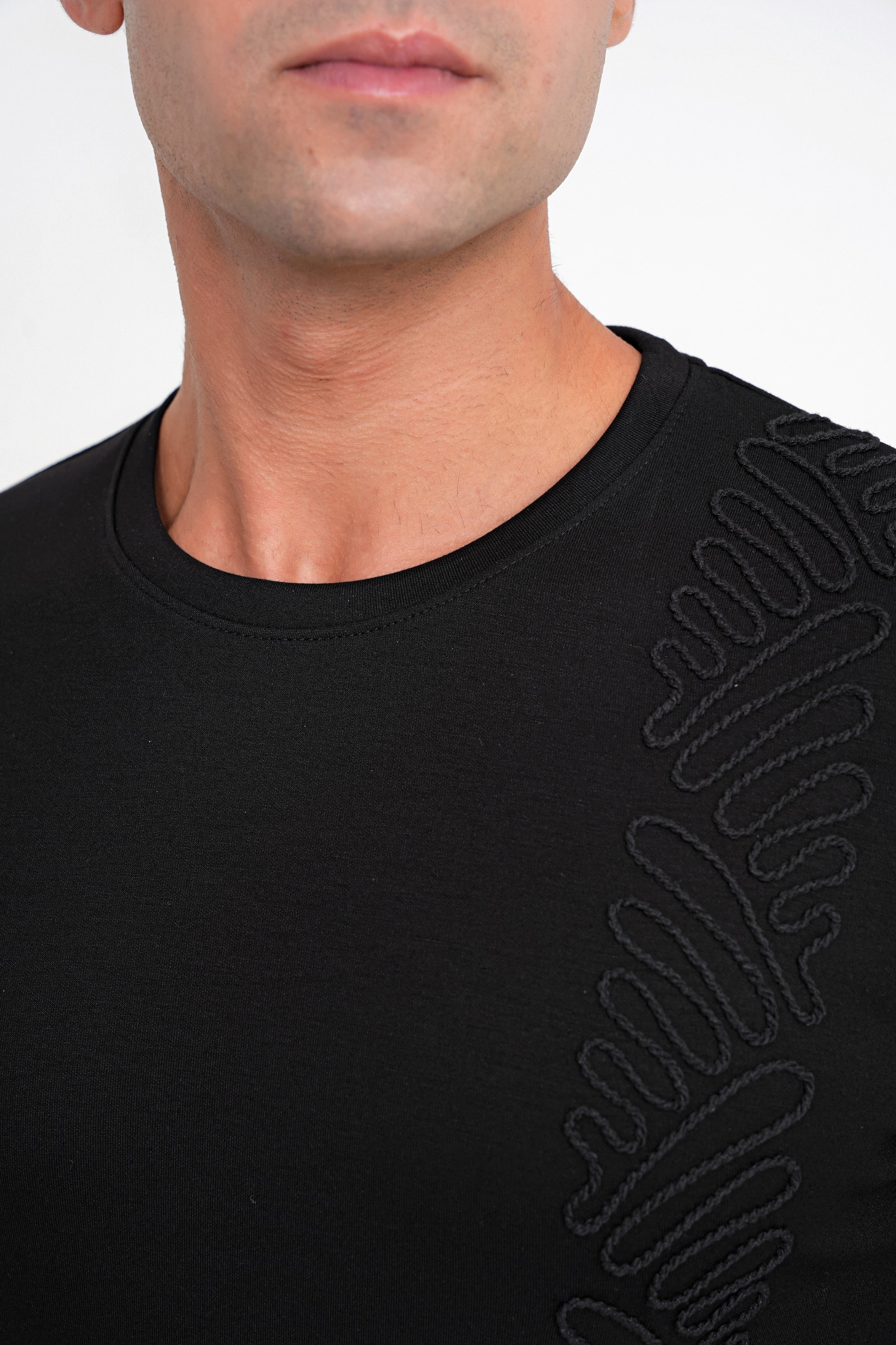 Comfort Fit Önü Nakışlı Pamuklu Bisiklet Yaka Uzun Kollu Siyah Tişört TS 920