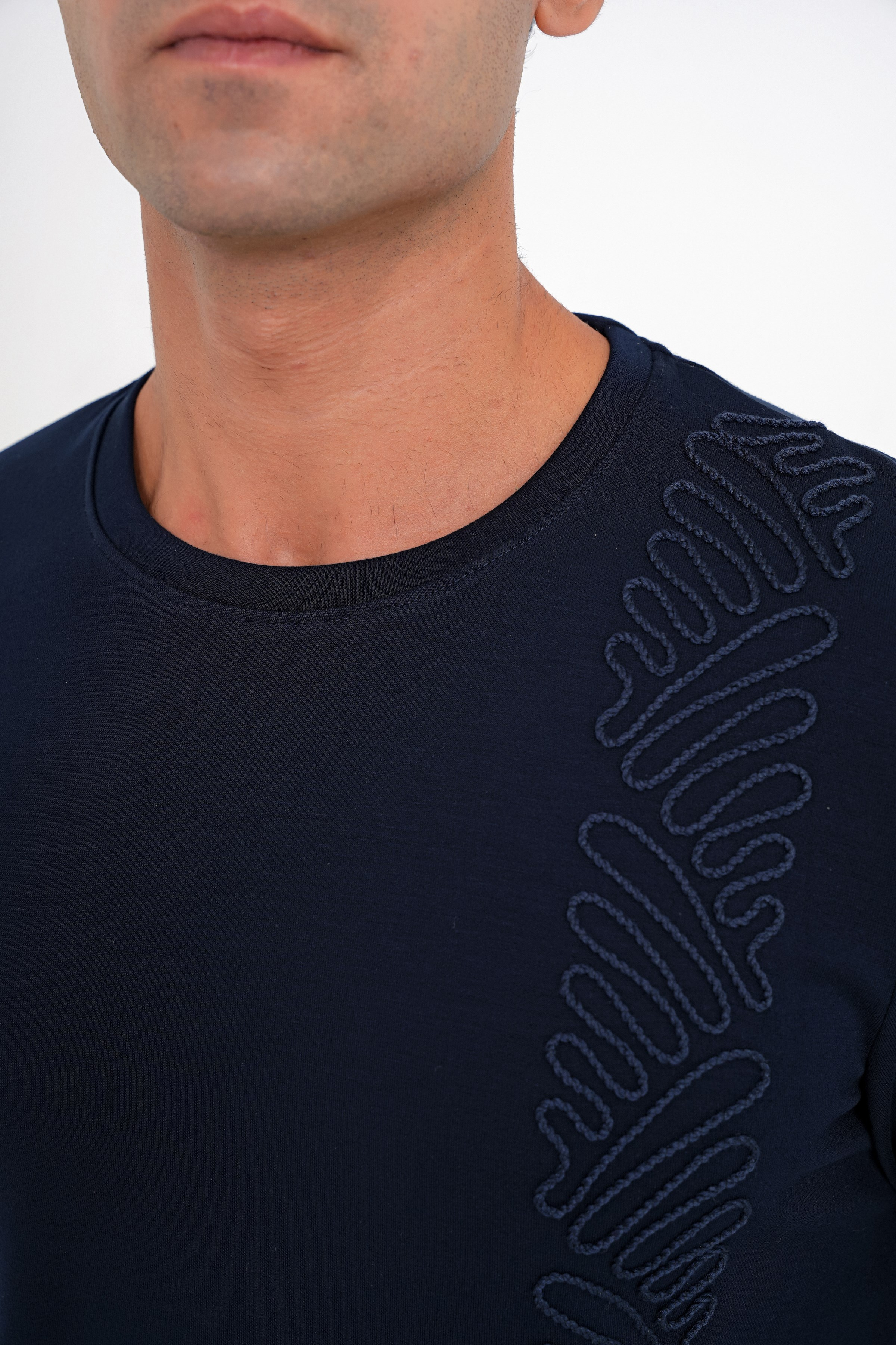 Comfort Fit Önü Nakışlı Pamuklu Bisiklet Yaka Uzun Kollu Lacivert Tişört TS 920