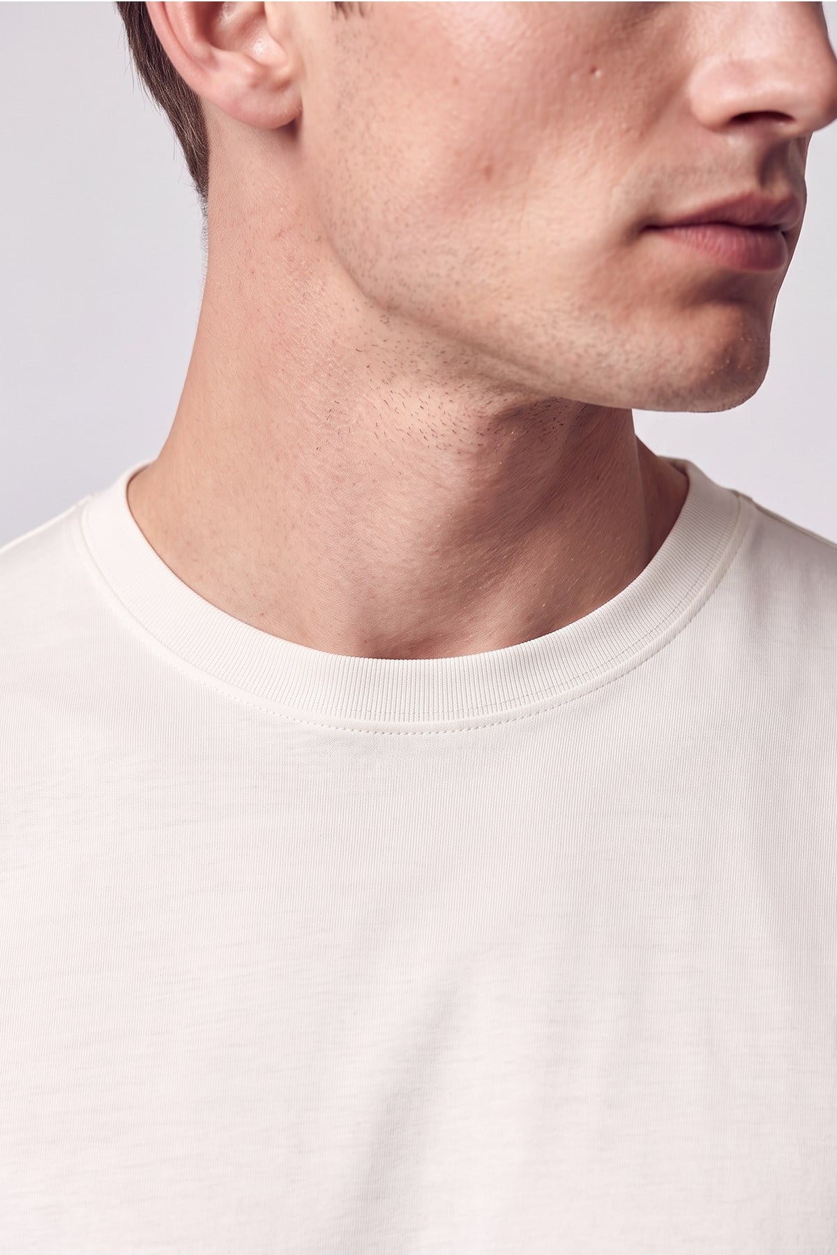 Comfort Fit Pamuklu Bisiklet Yaka Ekru Tişört TS 929