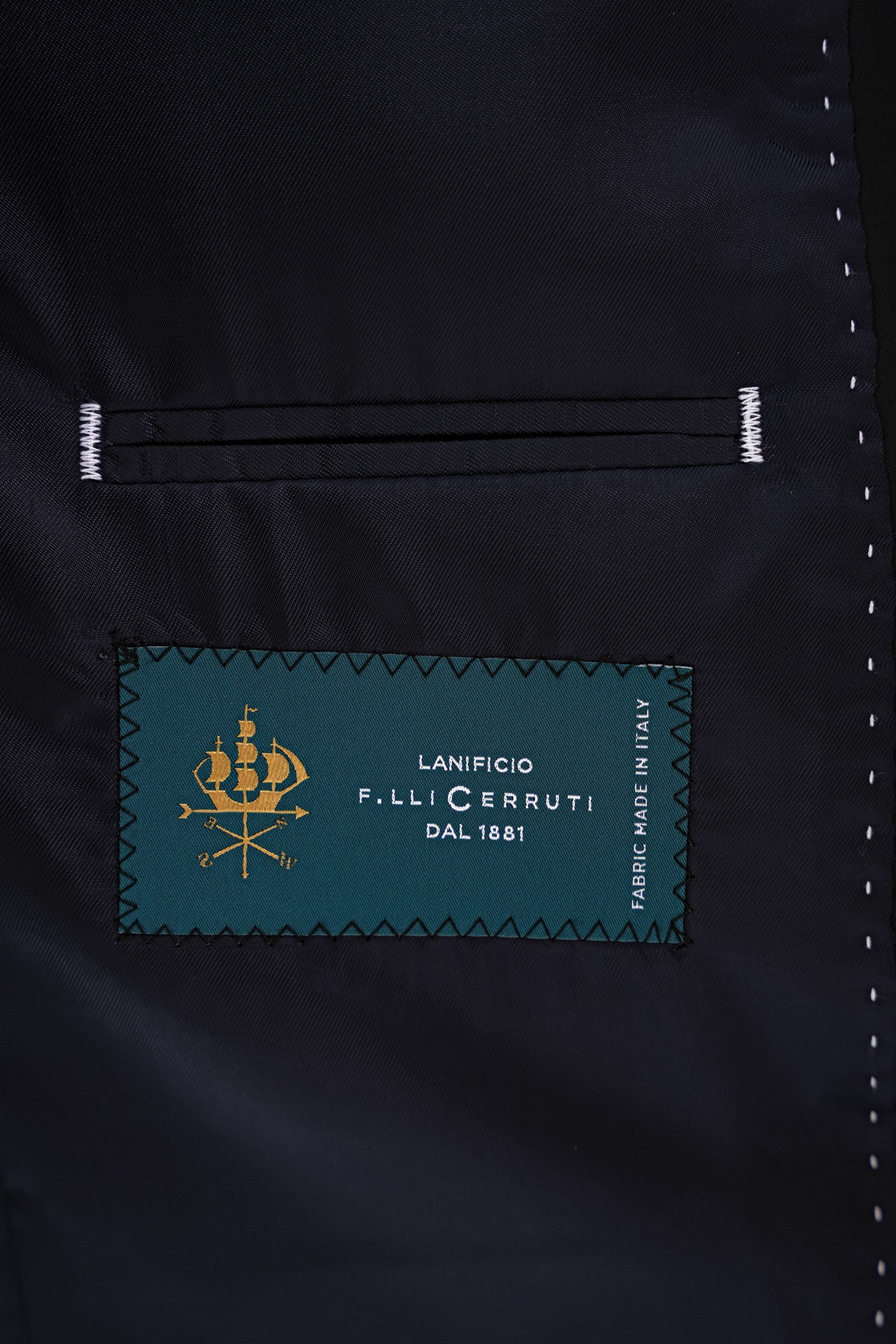 Slim Fit %97 Yün İtalyan Cerruti Kumaş Sivri Yaka Lacivert Yelekli Takım Elbise TK 926