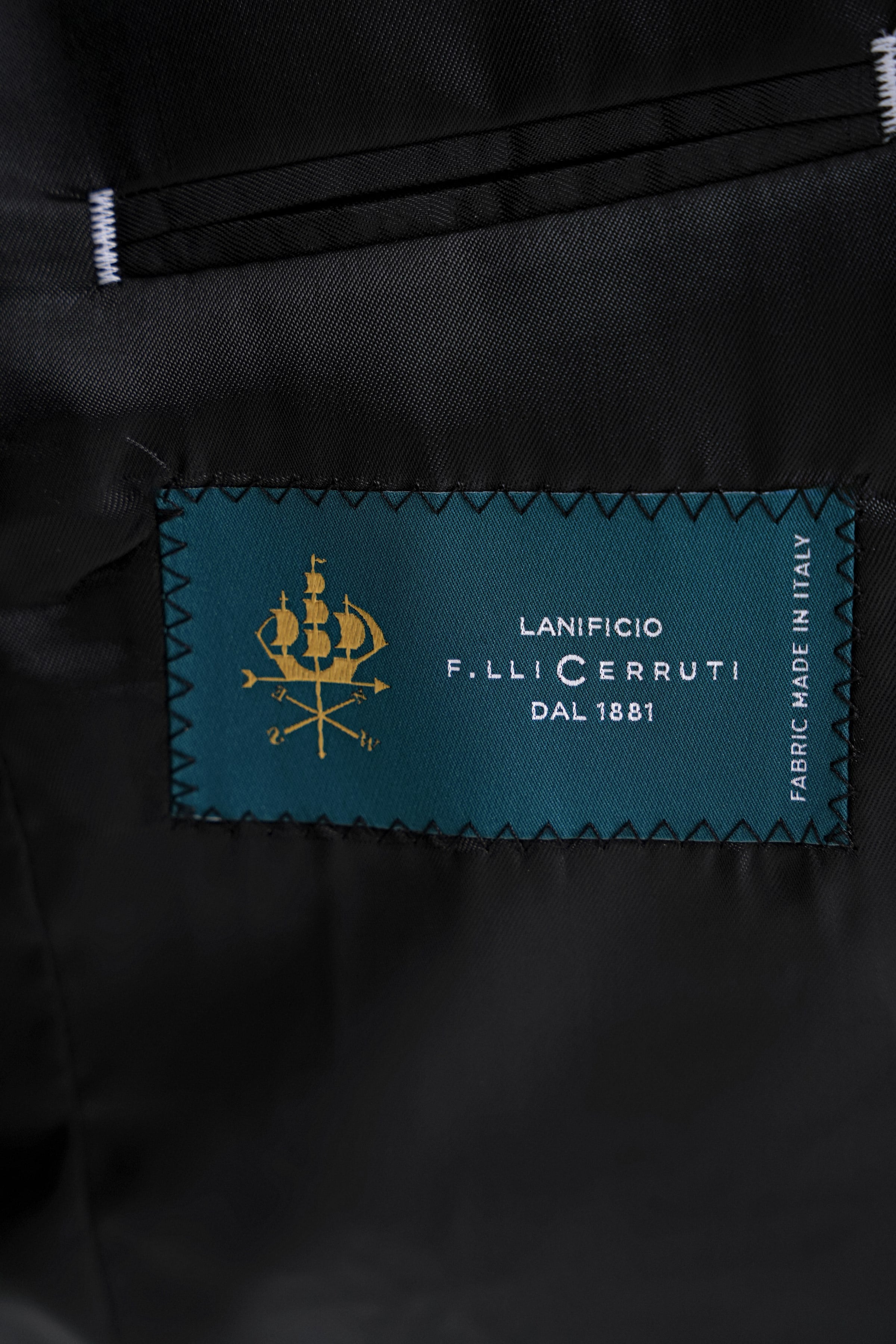 Slim Fit %97 Yün İtalyan Cerruti Kumaş Sivri Yaka Siyah Yelekli Takım Elbise TK 926