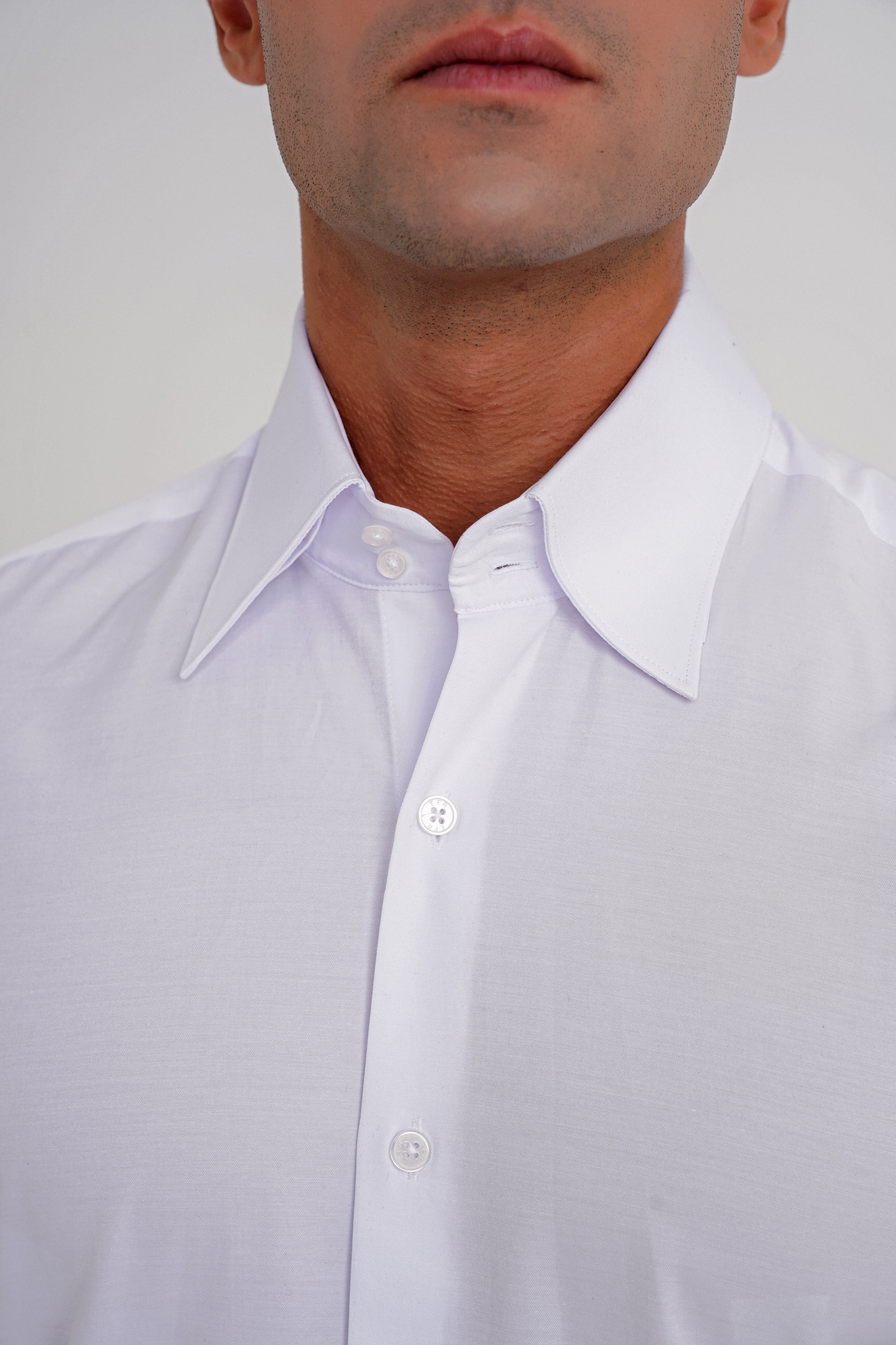 Slim Fit Çift Düğmeli Yüksek Yaka Pamuklu Beyaz Gömlek GK 742