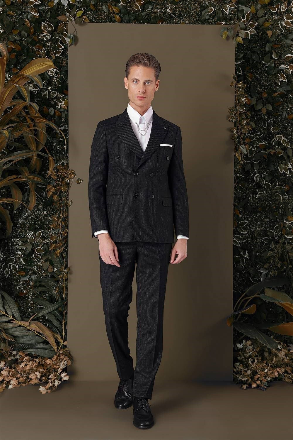 Slim Fit Çift Yırtmaç Çizgili Siyah Kruvaze Takım Elbise TK 884