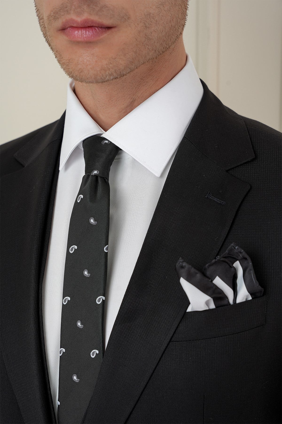 Slim Fit Çift Yırtmaç Doku Desenli Siyah Yelekli Takım Elbise TK 908
