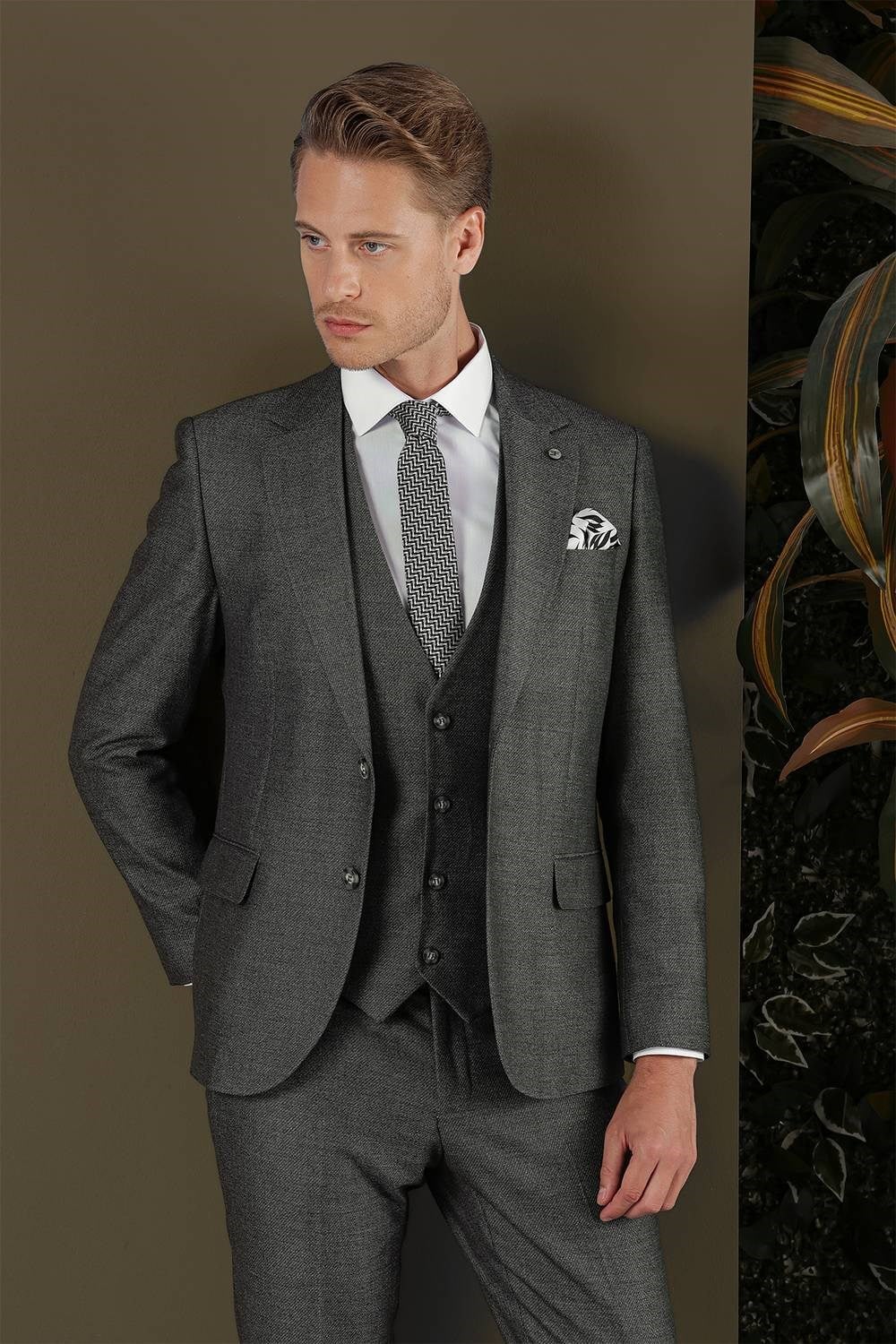 Slim Fit Çift Yırtmaç Esnek Kırçıllı Füme Yelekli Takım Elbise TK 876