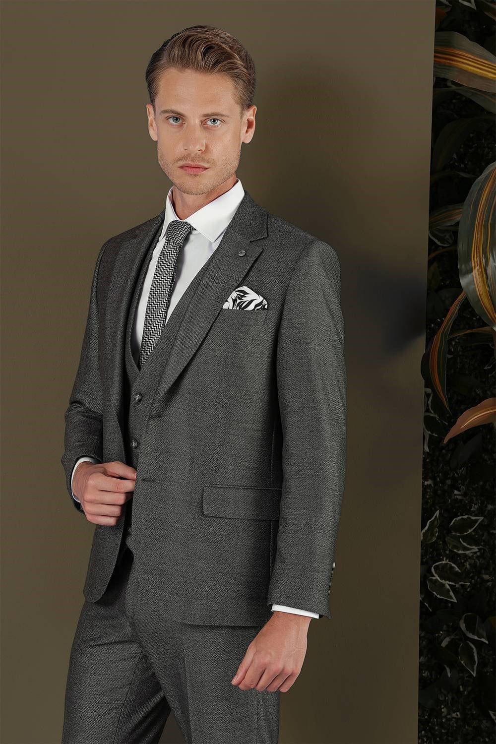 Slim Fit Çift Yırtmaç Esnek Kırçıllı Füme Yelekli Takım Elbise TK 876