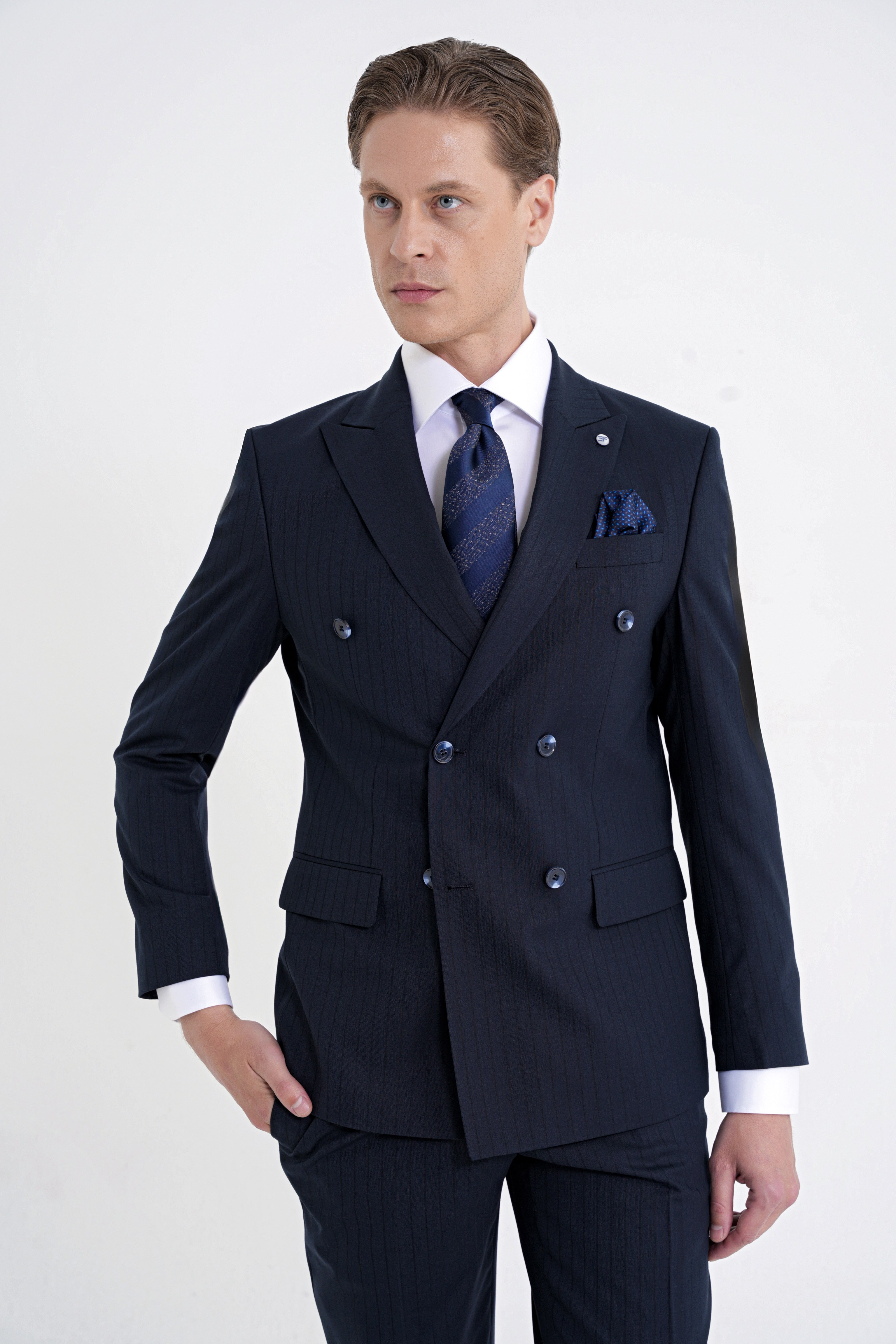 Slim Fit Çift Yırtmaç Esnek Silik Çizgili Lacivert Kruvaze Takım Elbise TK 946