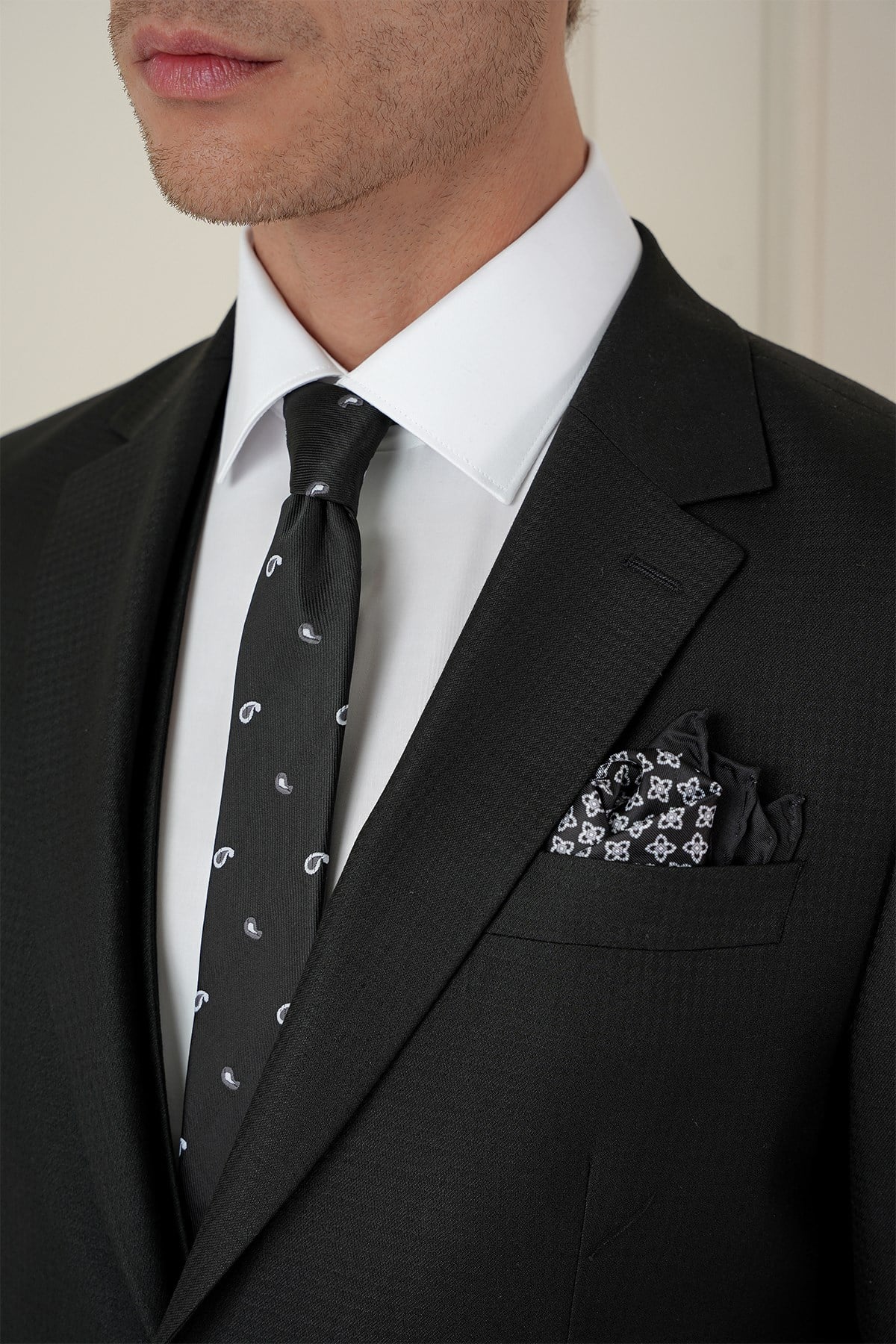 Slim Fit Çift Yırtmaç Kazayağı Dokulu Siyah Yelekli Takım Elbise TK 910