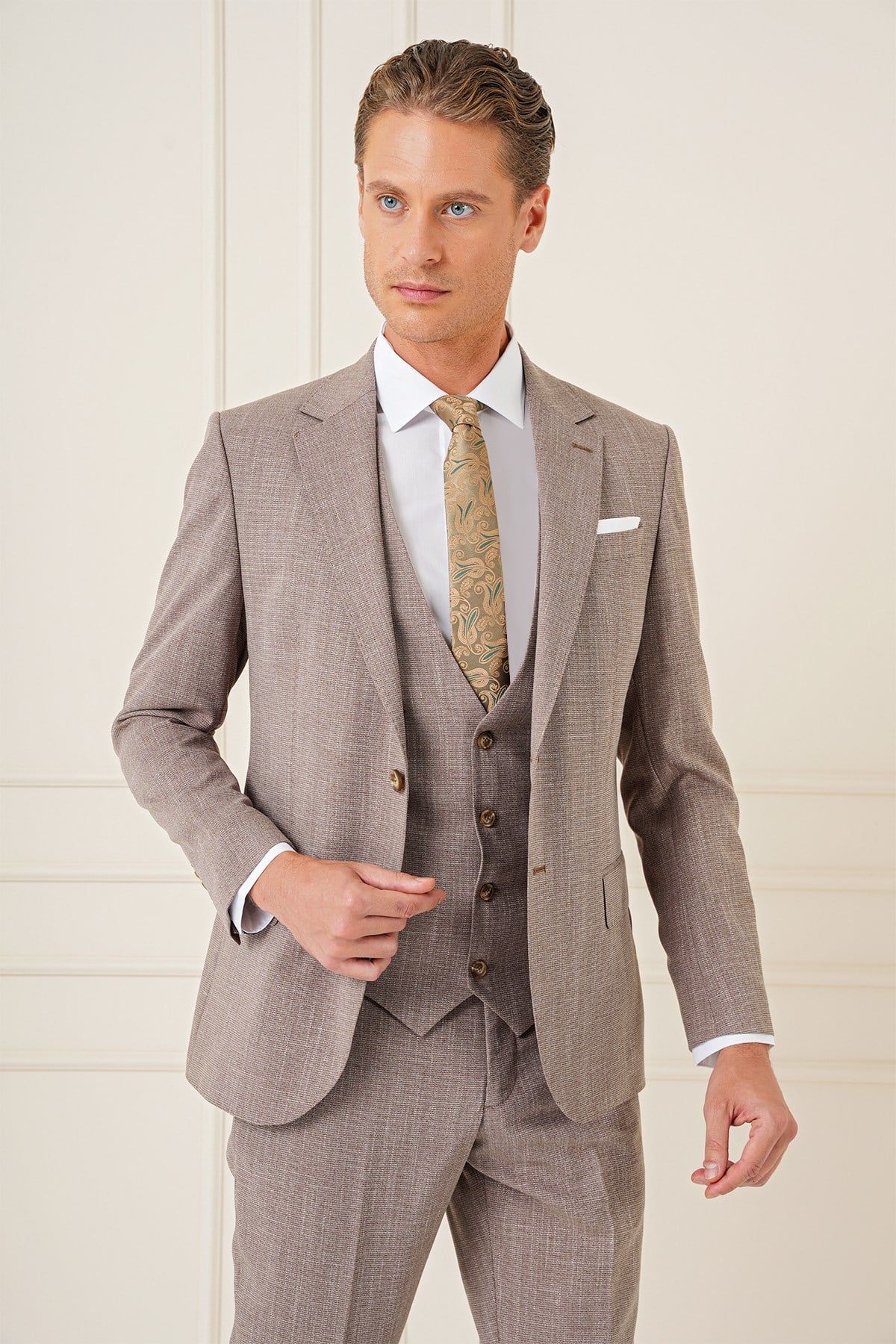 Slim Fit Çift Yırtmaç Kırçıllı Dokuma Vizon Yelekli Takım Elbise TK 902