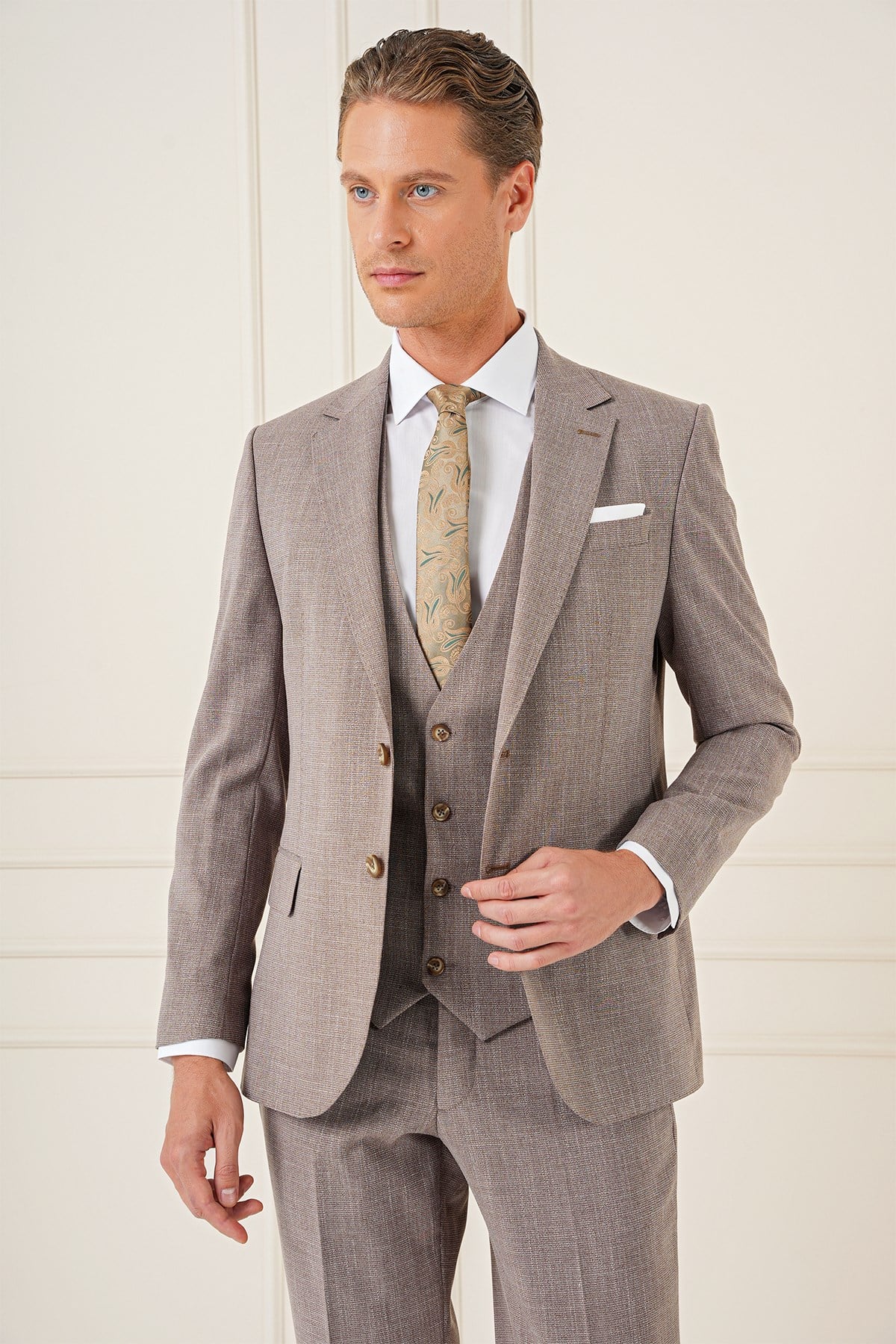 Slim Fit Çift Yırtmaç Kırçıllı Dokuma Vizon Yelekli Takım Elbise TK 902