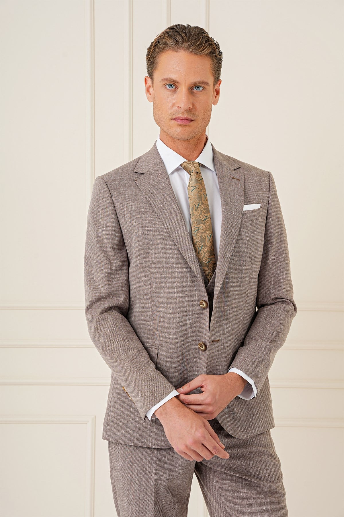 Slim Fit Çift Yırtmaç Kırçıllı Dokuma Vizon Yelekli Takım Elbise TK 902