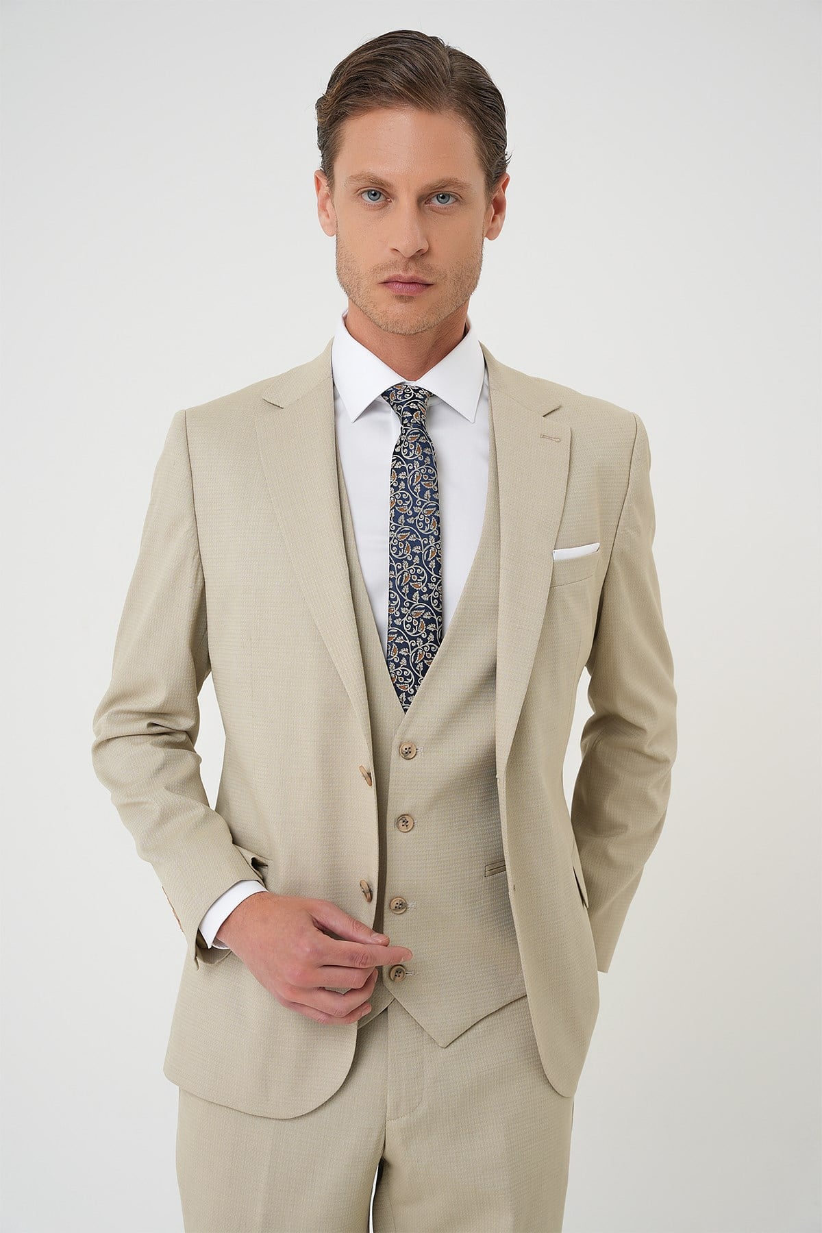 Slim Fit Dokulu Çift Yırtmaç Yelekli Klasik Bej Takım Elbise Tk 898