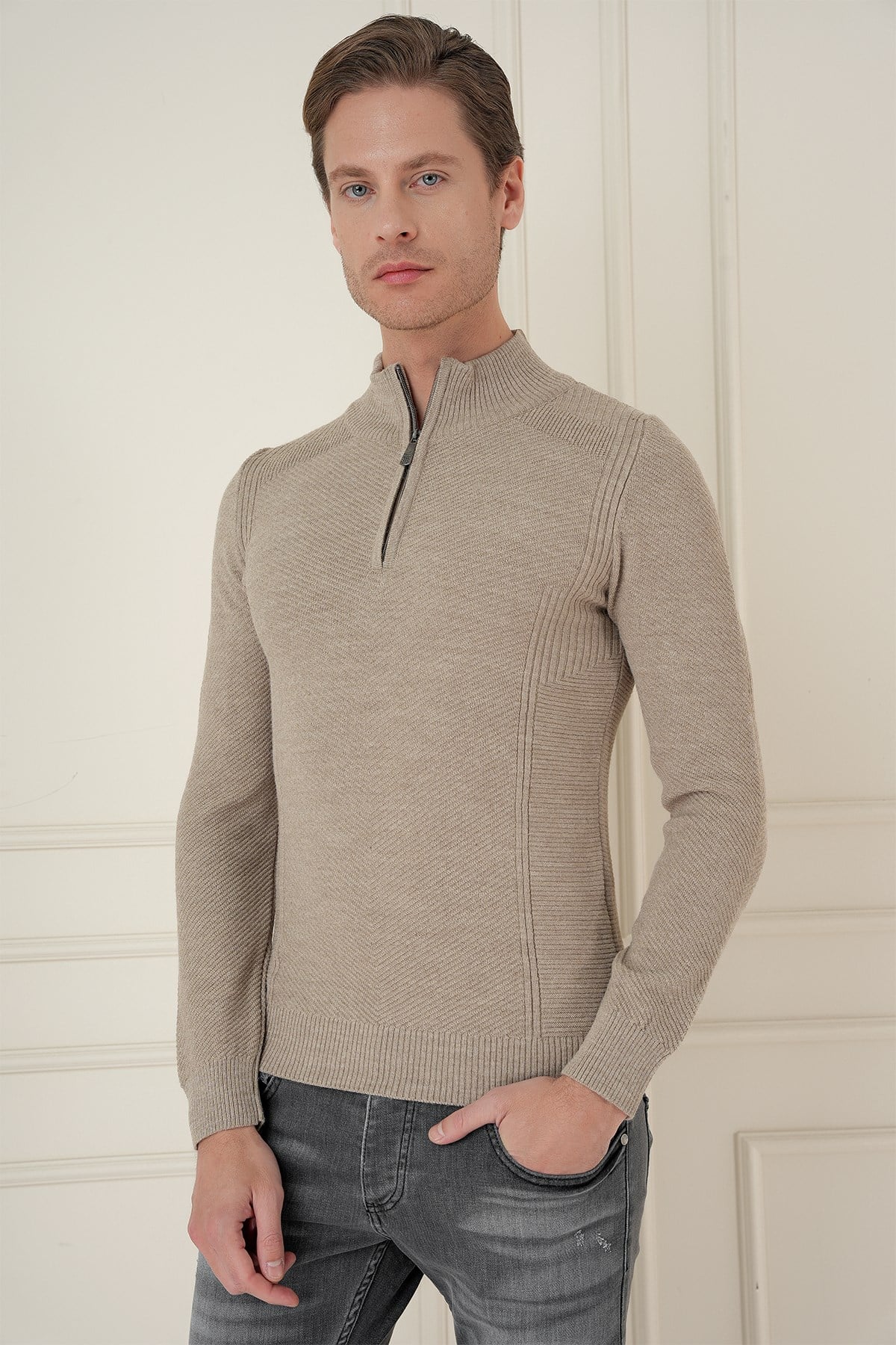 Slim Fit Dokuma Desenli Fermuarlı Yarım Balıkçı Yünlü Vizon Triko Kazak TR 893