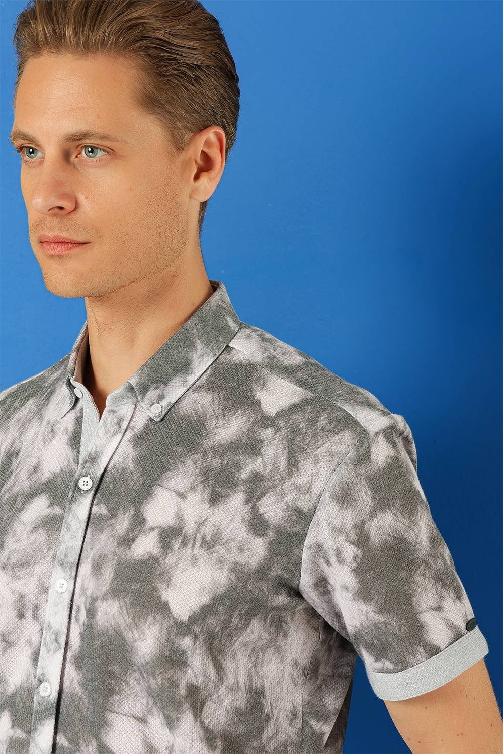 Slim Fit Düğmeli Yaka Batik Desenli Kısa Kollu Pamuk Gri Gömlek G 1502