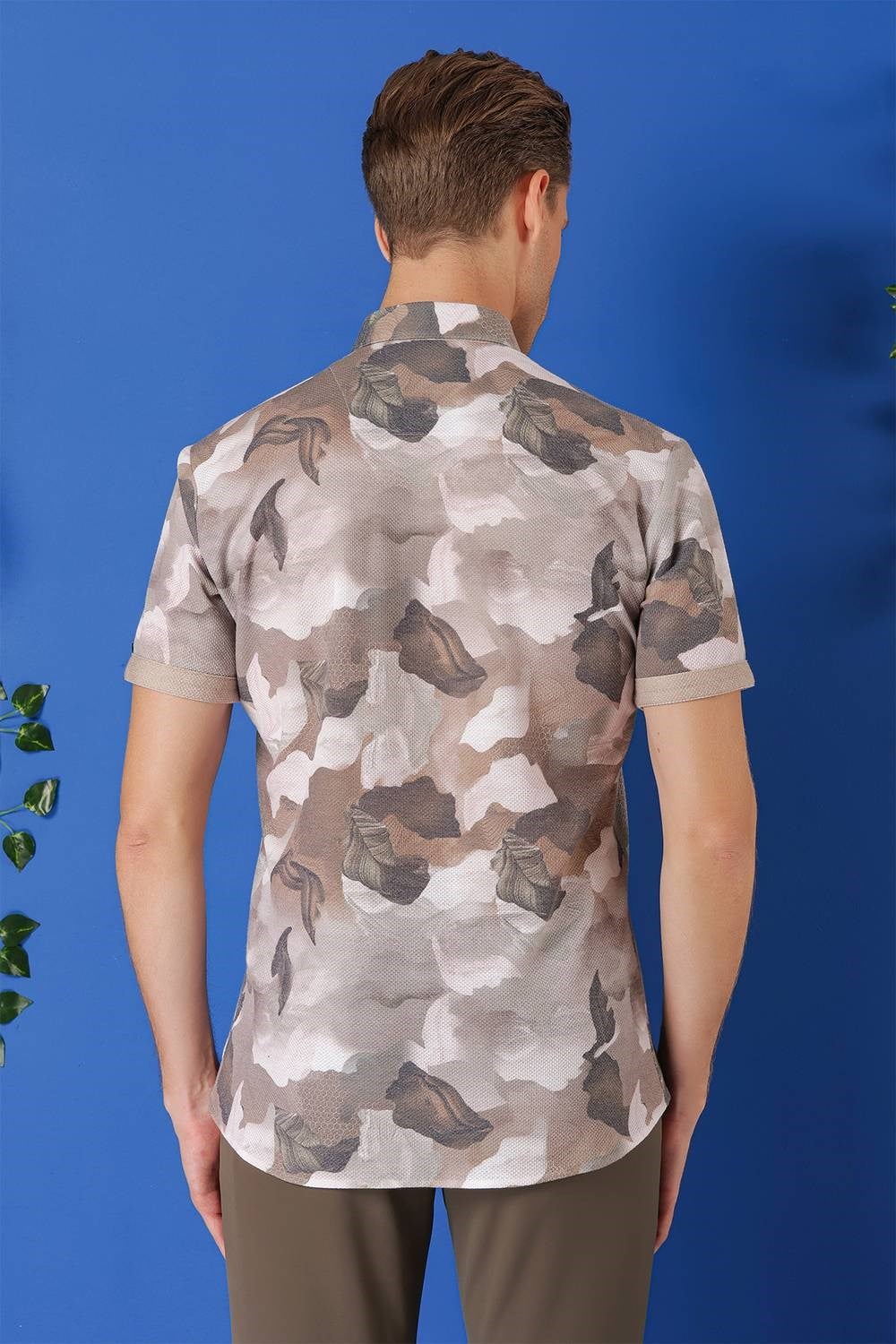Slim Fit Düğmeli Yaka Kamuflaj Desenli Kısa Kollu Pamuk Bej Gömlek G 1500