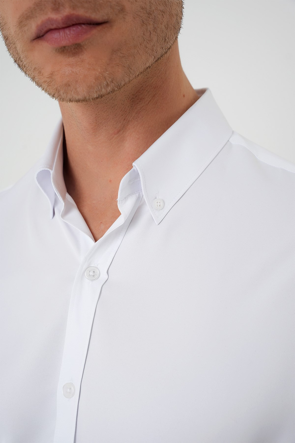 Slim Fit Düğmeli Yaka Pamuklu Beyaz Gömlek Gk 736