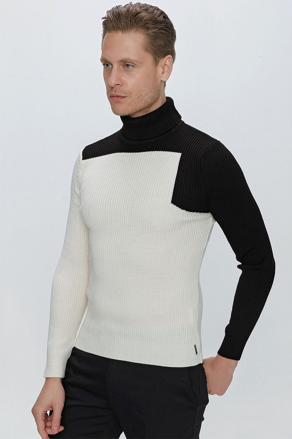Slim Fit Fitilli Dokuma Blok Desenli Ekru Balıkçı Yaka Yünlü Triko Kazak TR 842